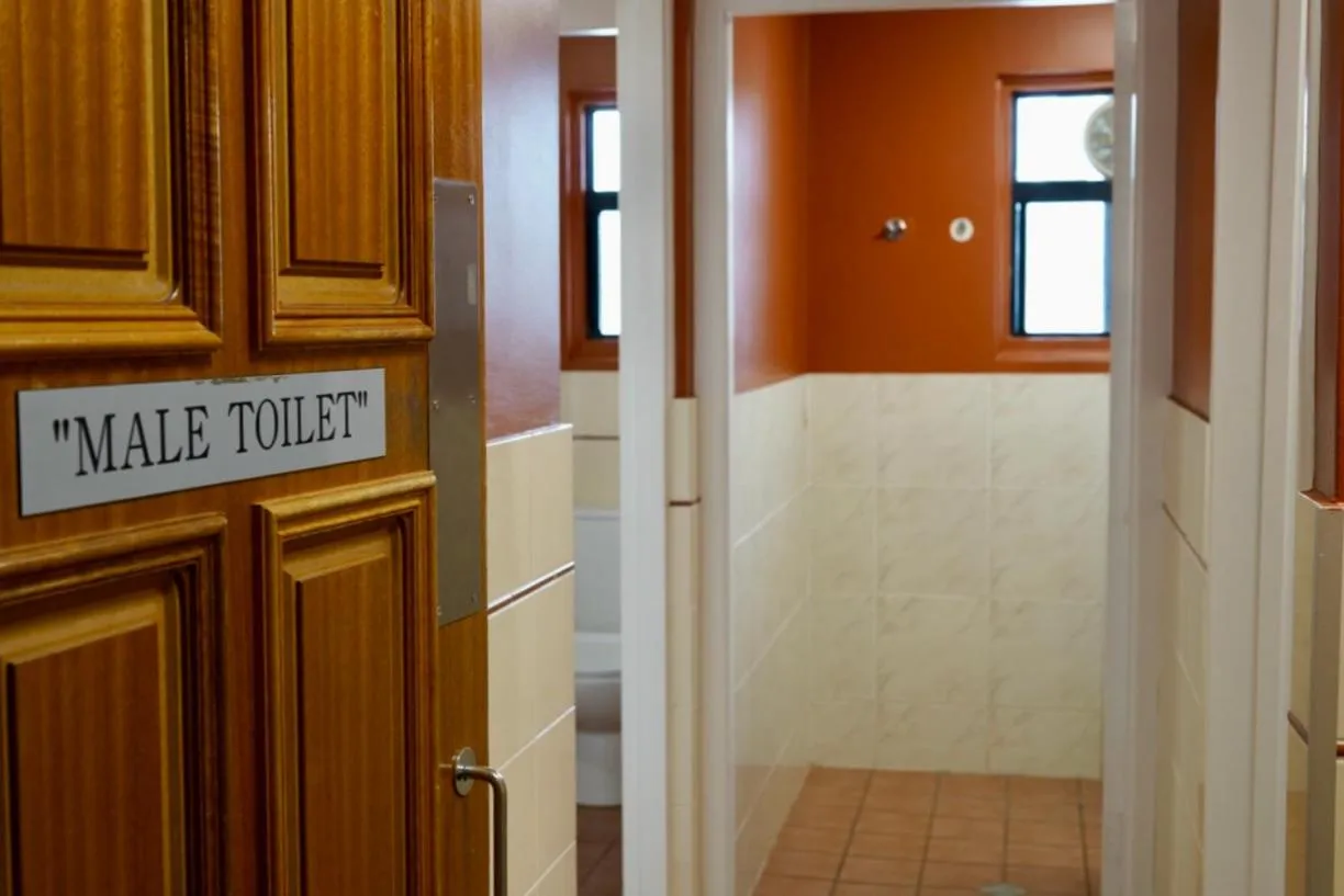 Bathroom in O'Shea's Royal Hotel