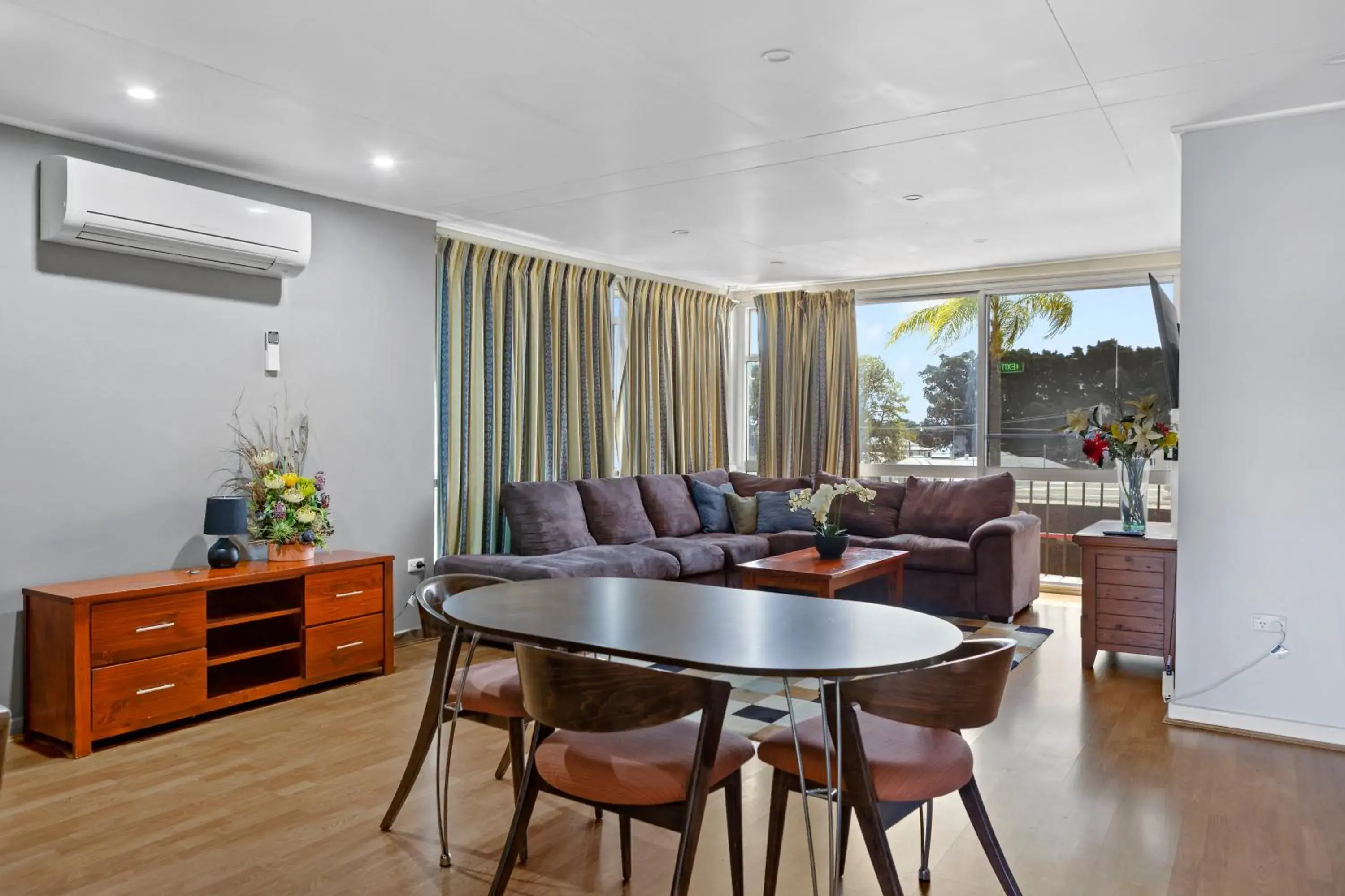 Living room in O'Shea's Royal Hotel Living room in O'Shea's Royal Hotel