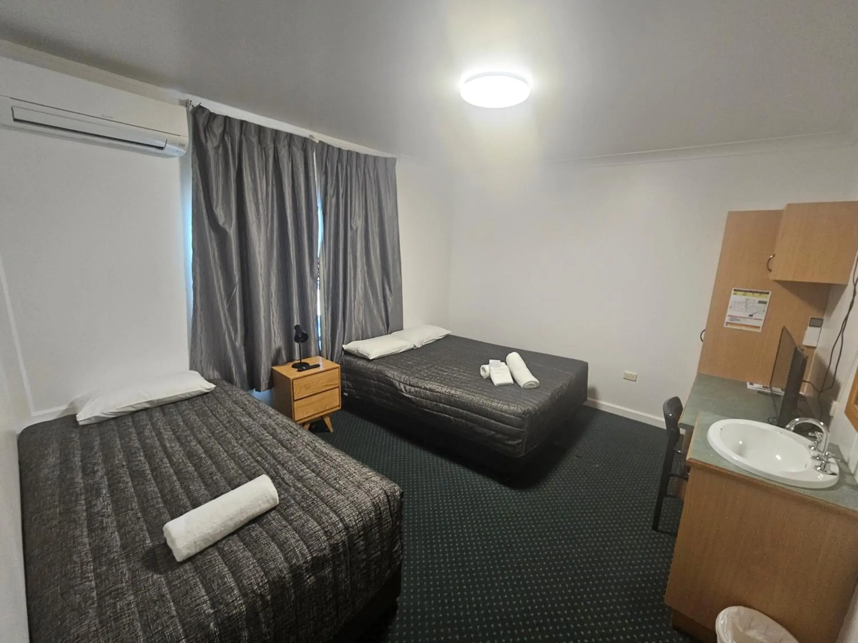 Double or Twin Room with Shared Bathroom in O'Shea's Royal Hotel Double or Twin Room with Shared Bathroom in O'Shea's Royal Hotel