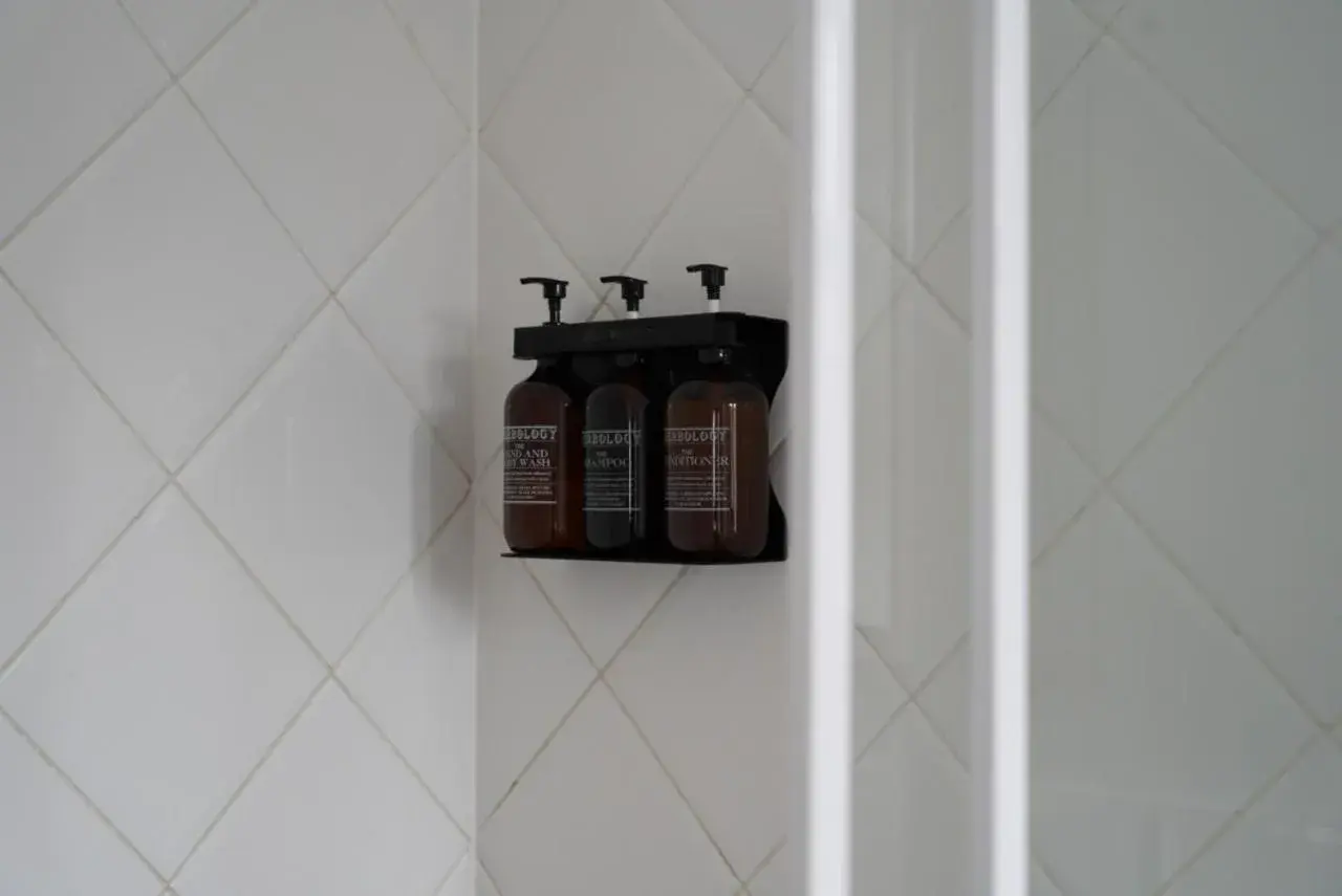 Bathroom in O'Shea's Royal Hotel Bathroom in O'Shea's Royal Hotel