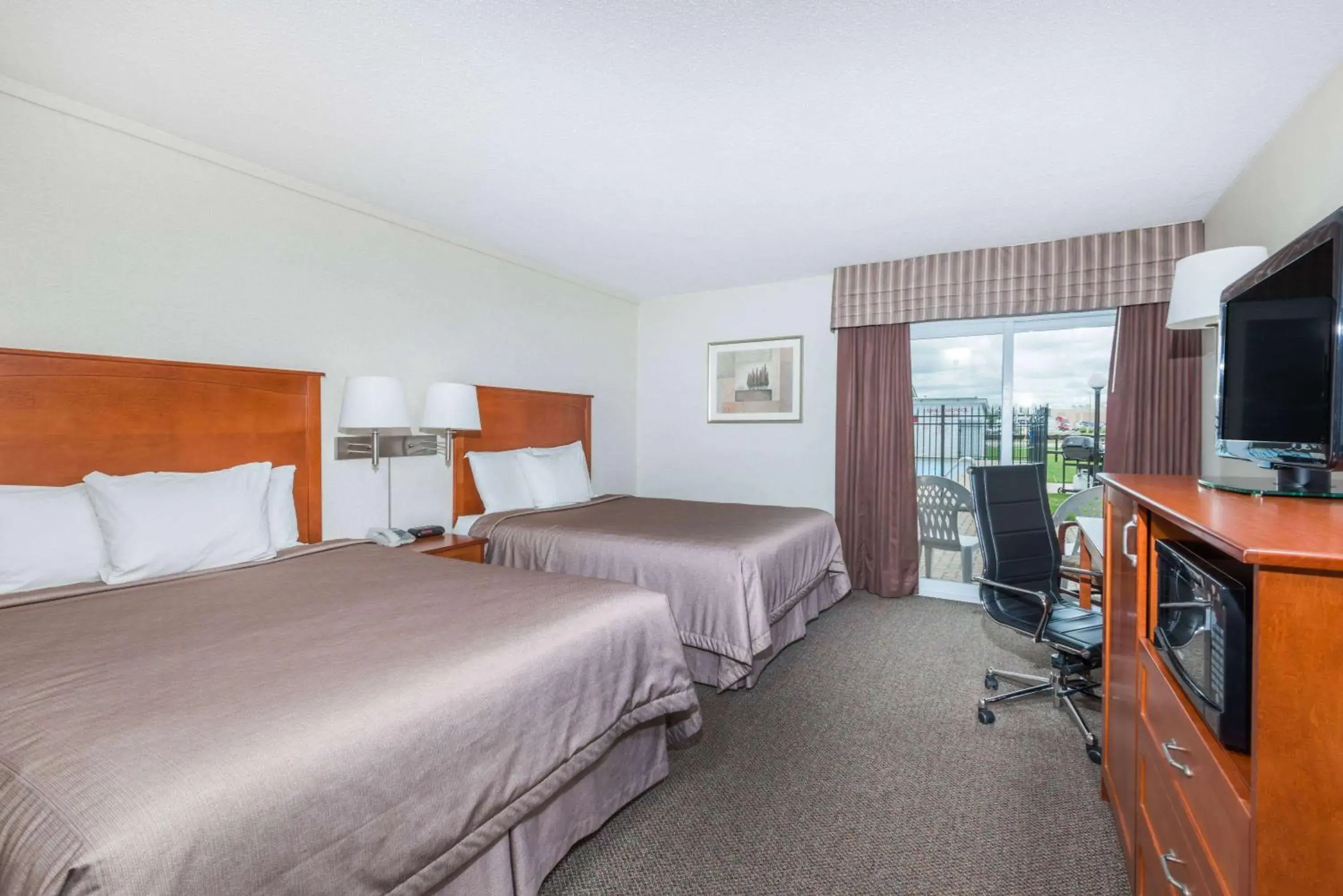 Photo of the whole room, Bed in Super 8 by Wyndham Port Elgin Photo of the whole room, Bed in Super 8 by Wyndham Port Elgin
