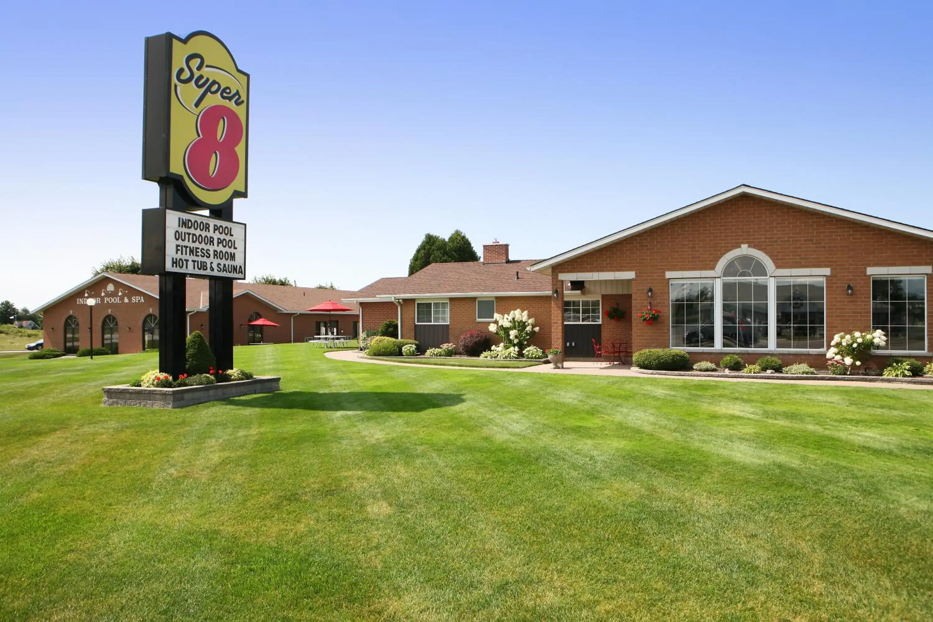 Property building in Super 8 by Wyndham Port Elgin Property building in Super 8 by Wyndham Port Elgin