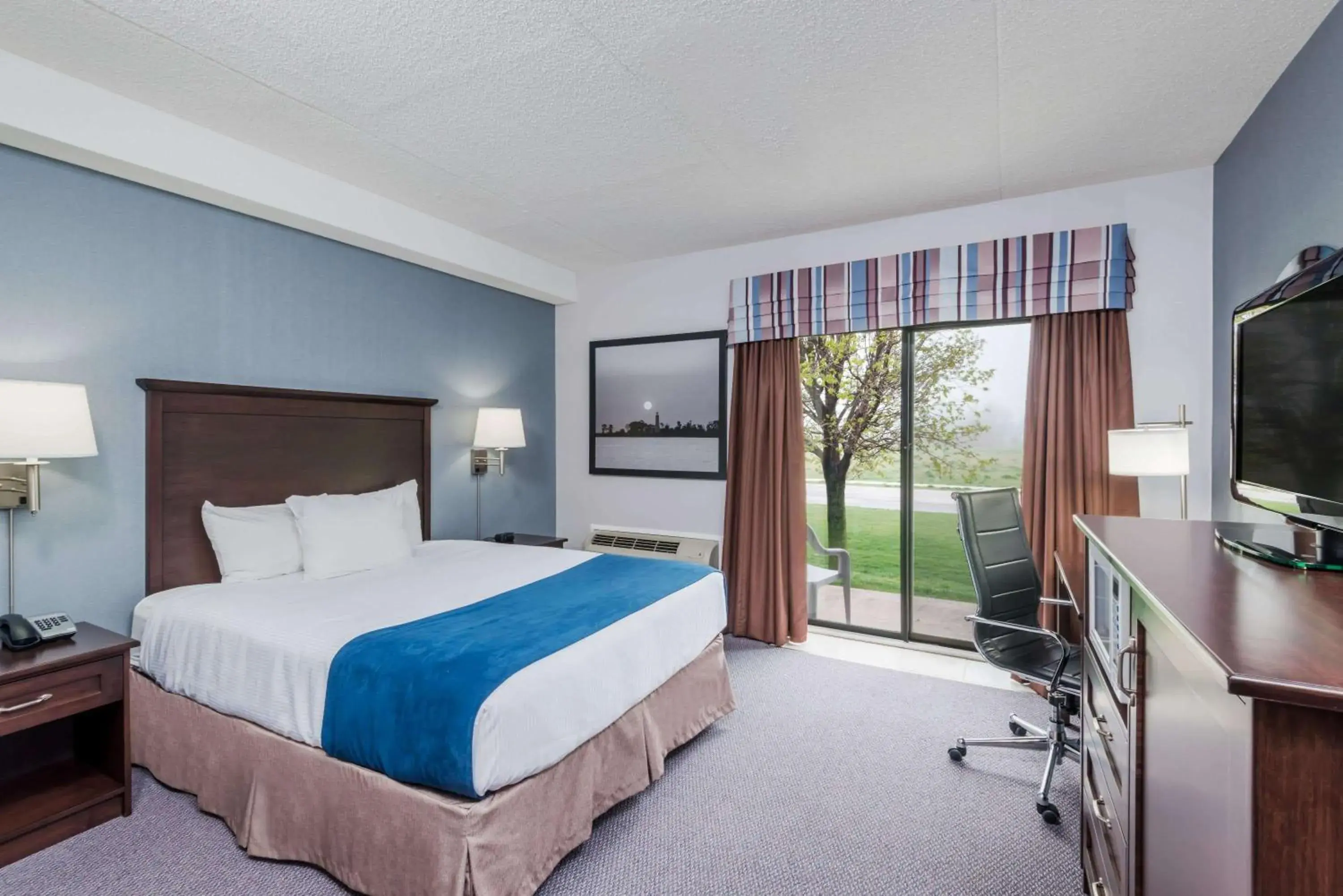 Photo of the whole room, Bed in Super 8 by Wyndham Port Elgin Photo of the whole room, Bed in Super 8 by Wyndham Port Elgin