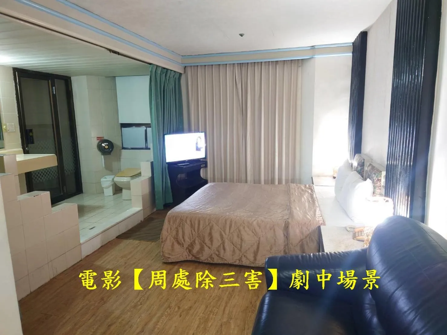 Property building, Bed in Modern Plaza Hotel