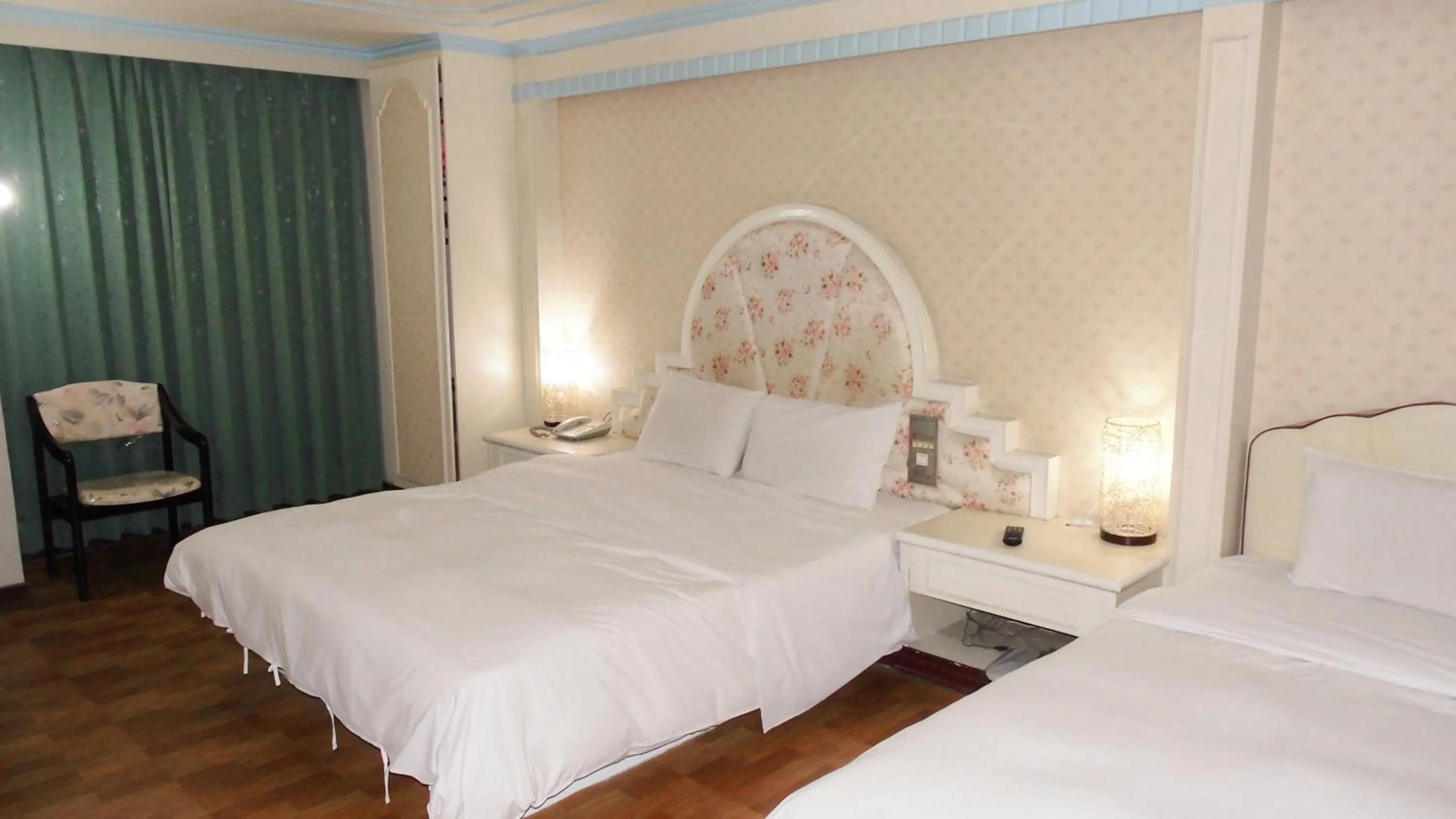 Bed in Modern Plaza Hotel