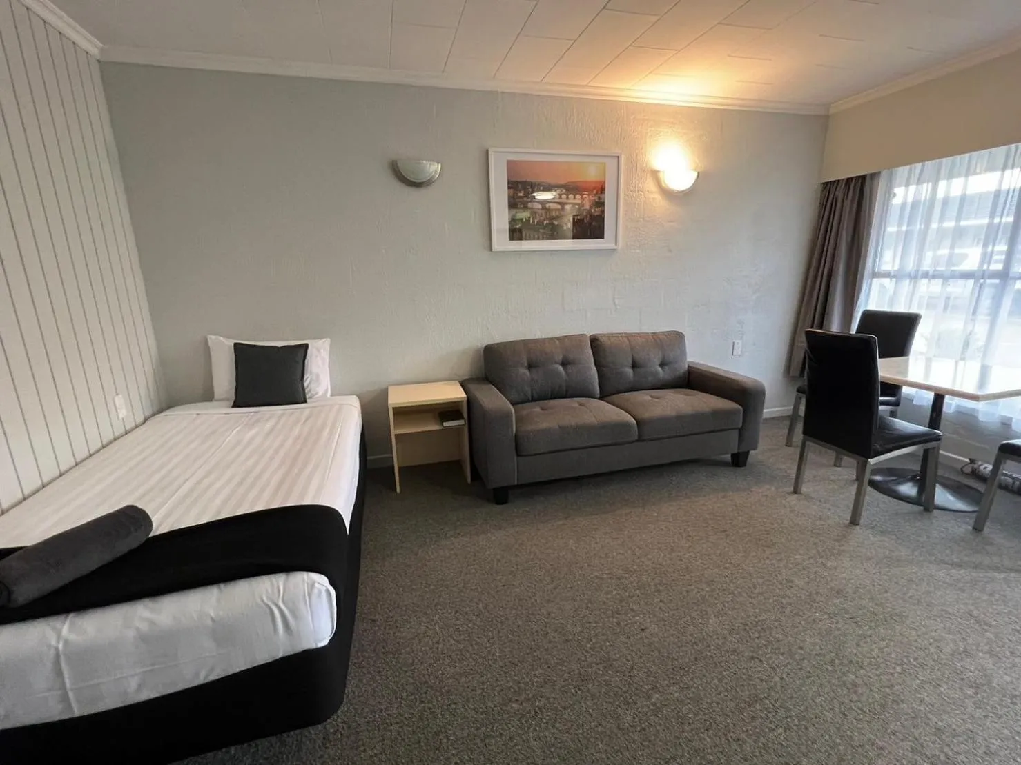 Bed in Kensington Motel