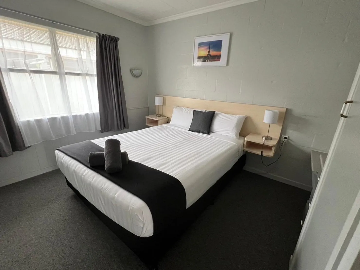 Bed in Kensington Motel