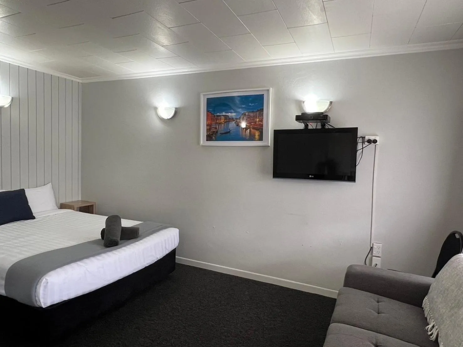 Bed in Kensington Motel