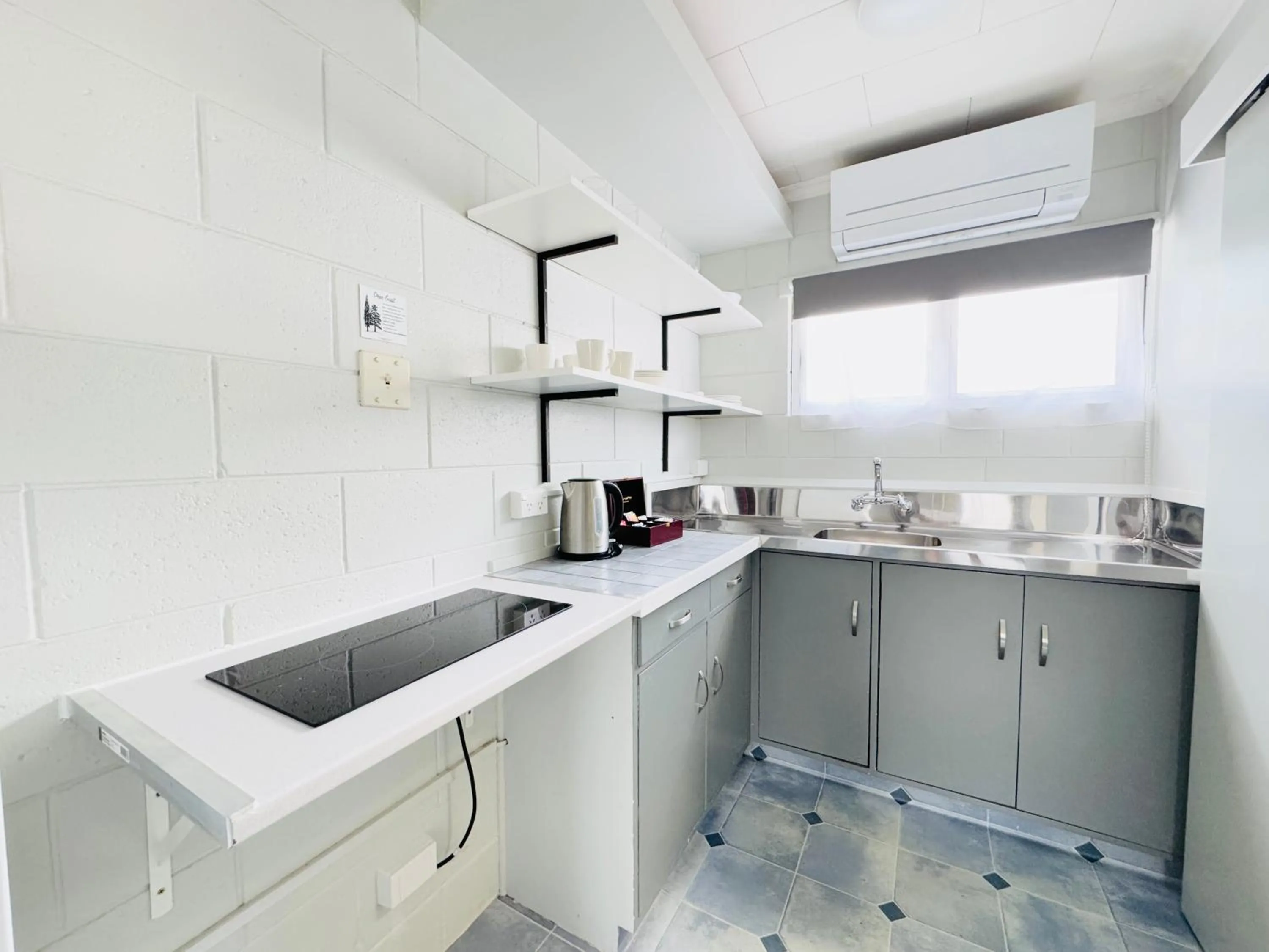 kitchen in Kensington Motel