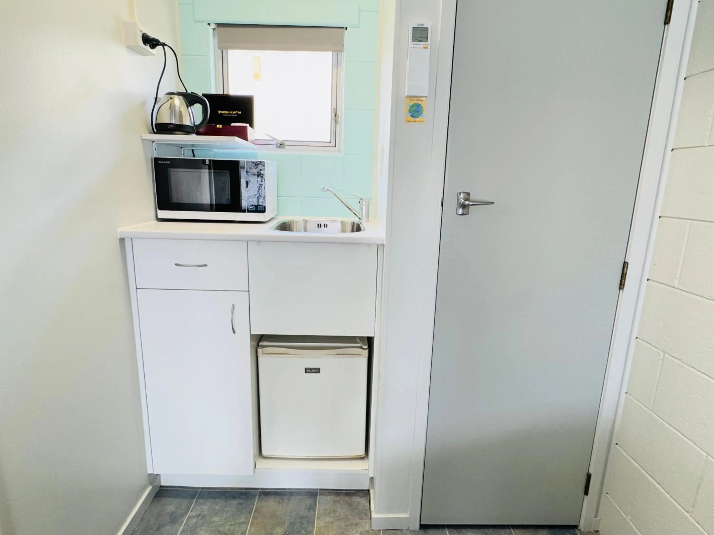 Kitchen or kitchenette in Kensington Motel