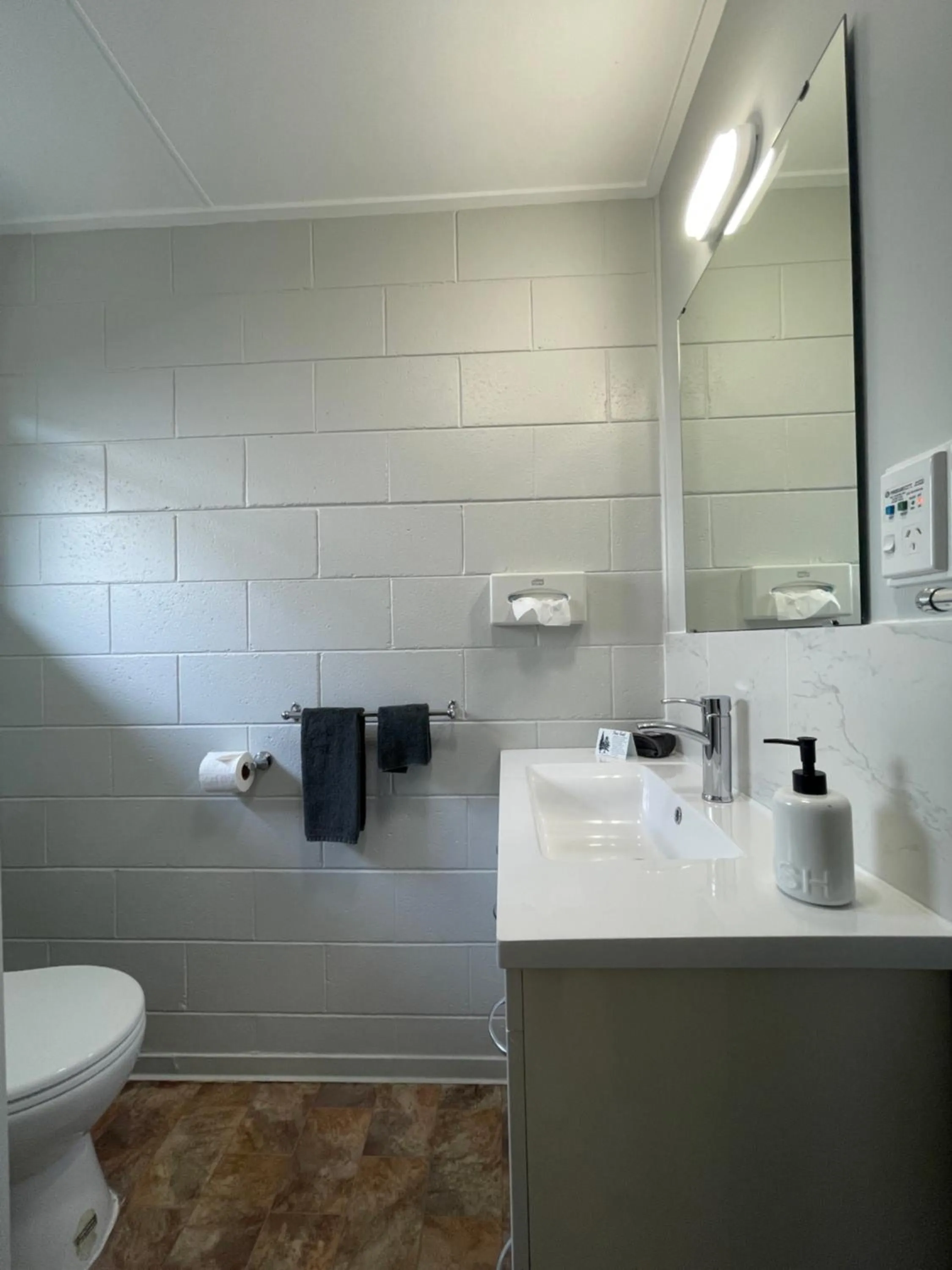 Toilet in Kensington Motel