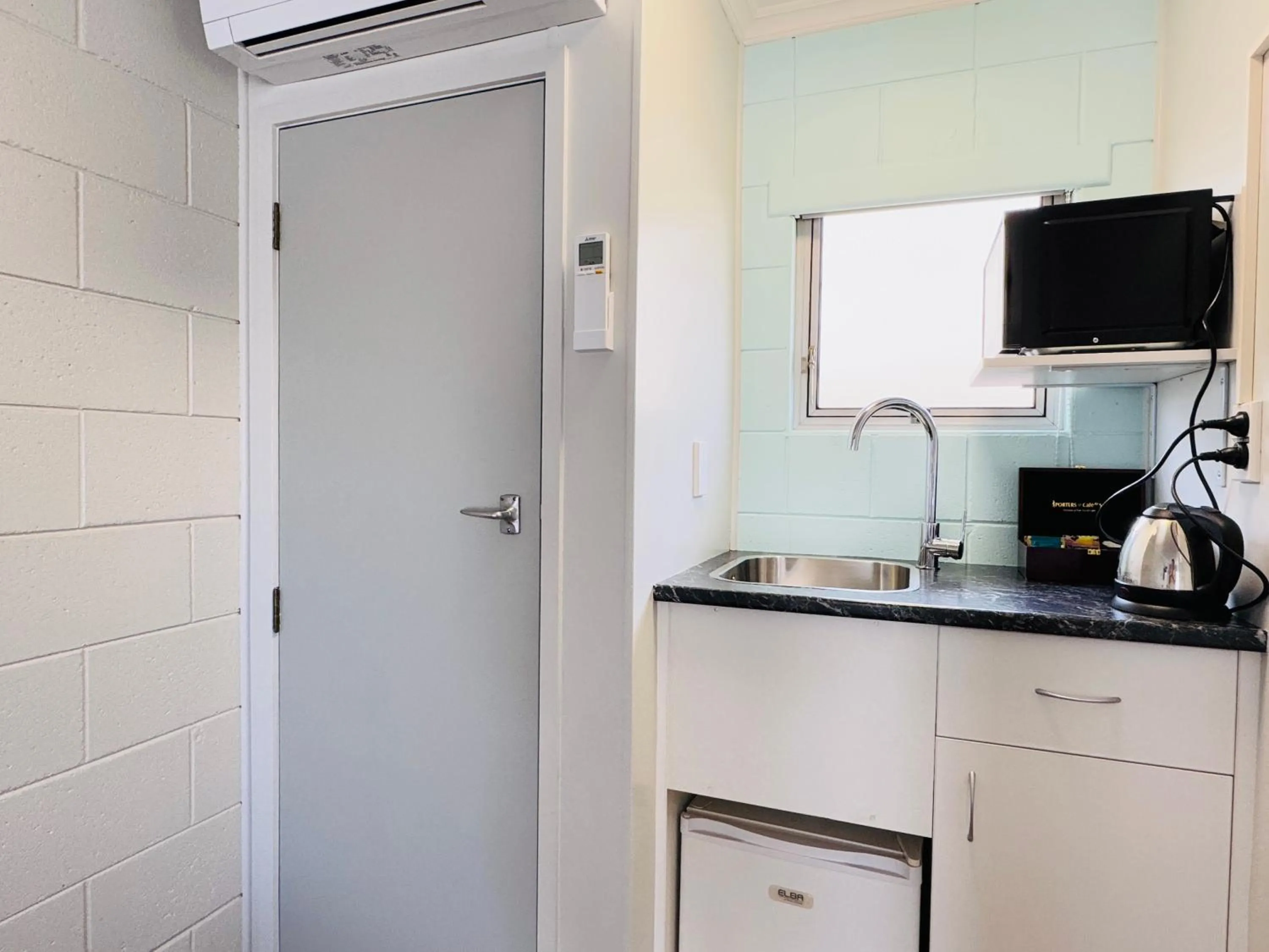 Kitchen or kitchenette in Kensington Motel