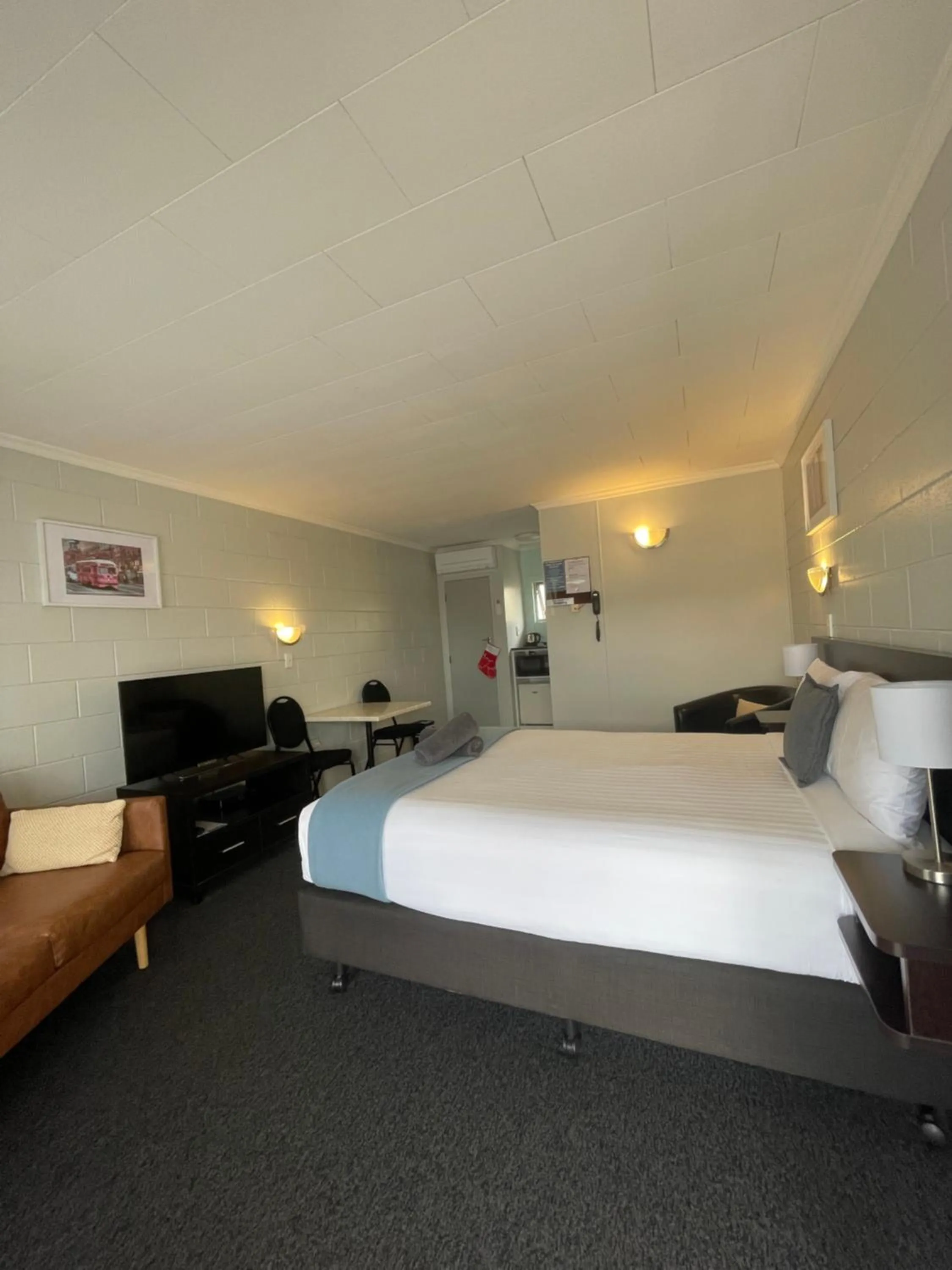 Photo of the whole room, Bed in Kensington Motel