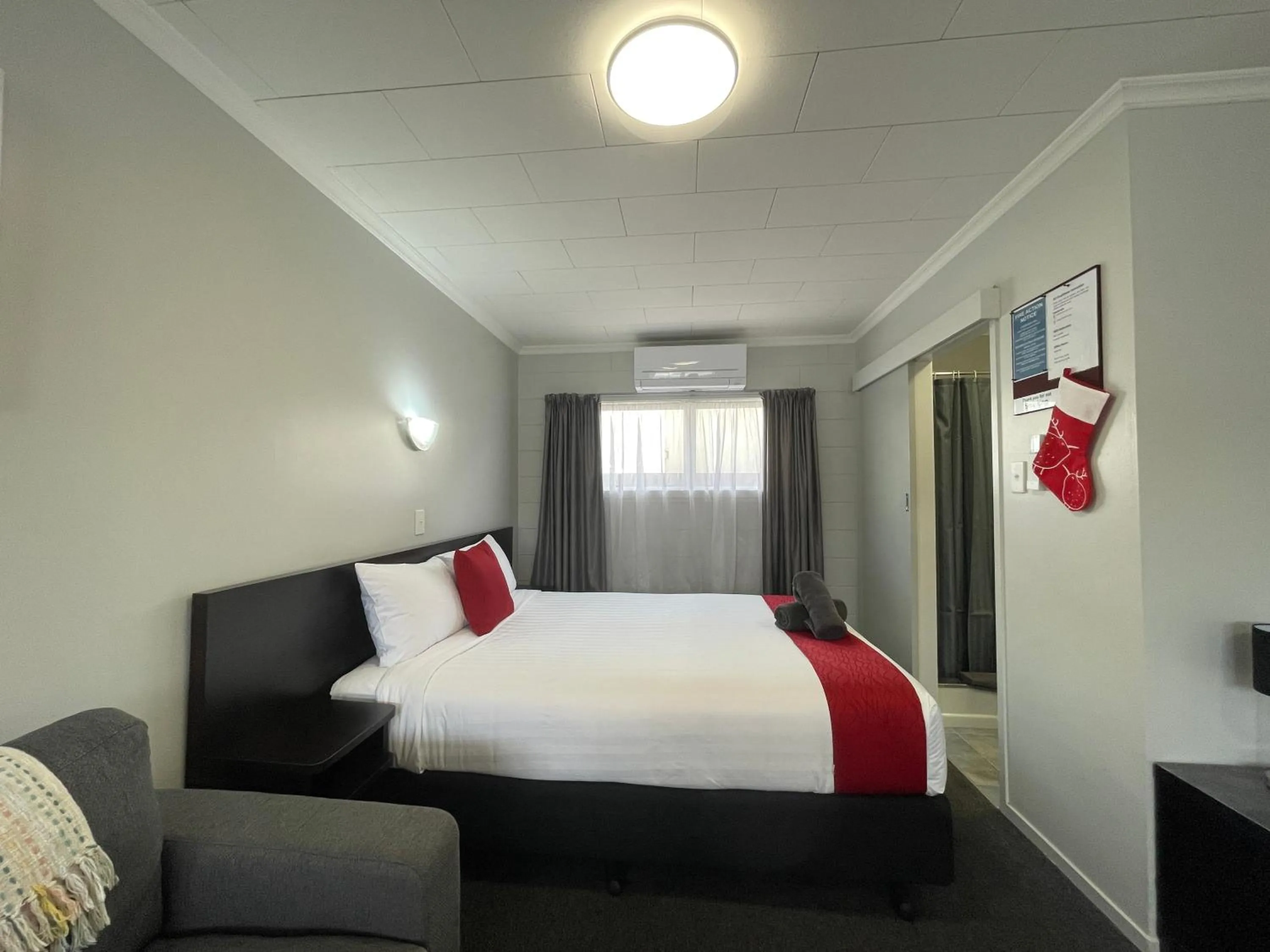 Photo of the whole room, Bed in Kensington Motel