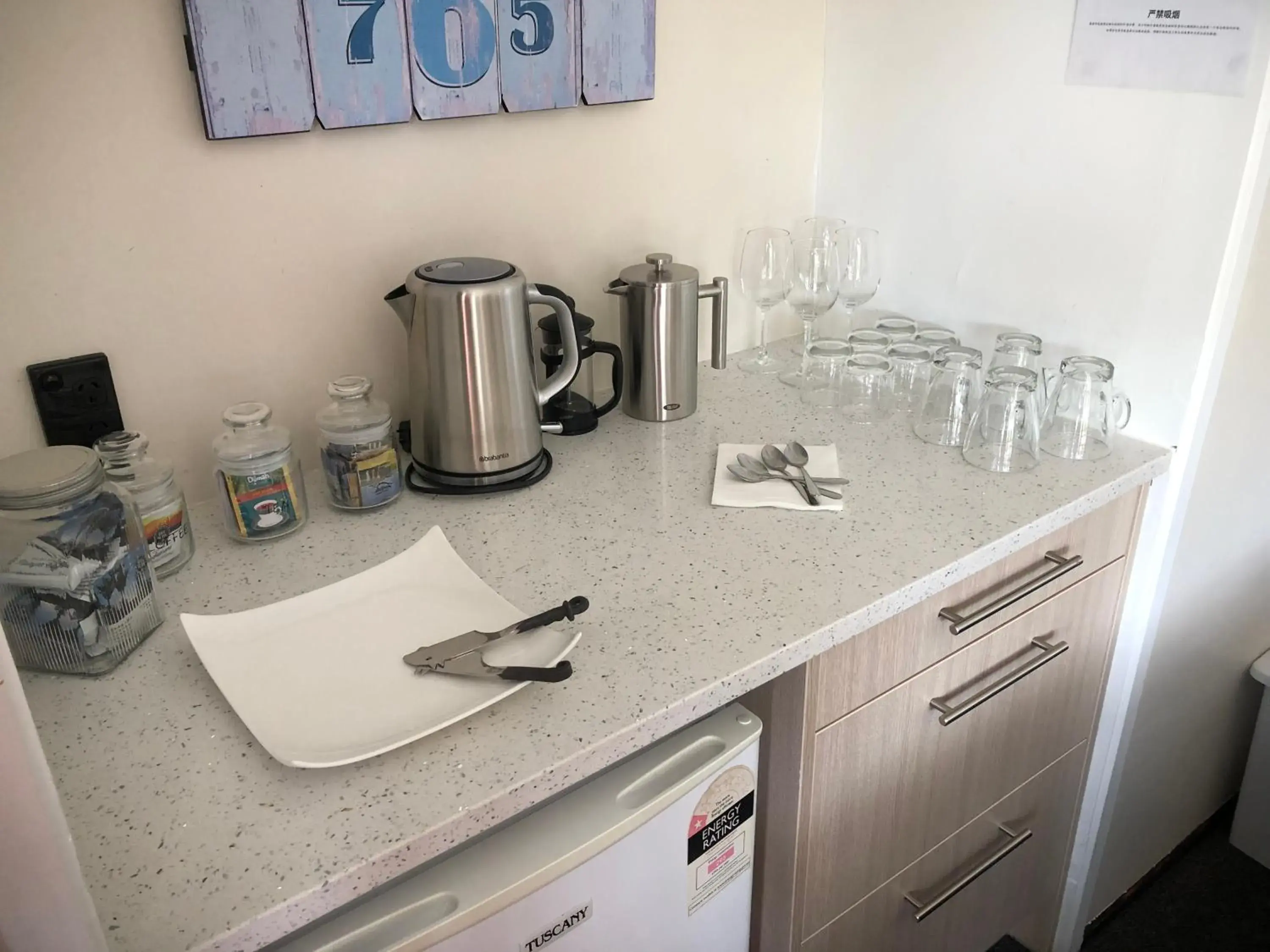 Kitchen/Kitchenette in Half Moon Bay Motel