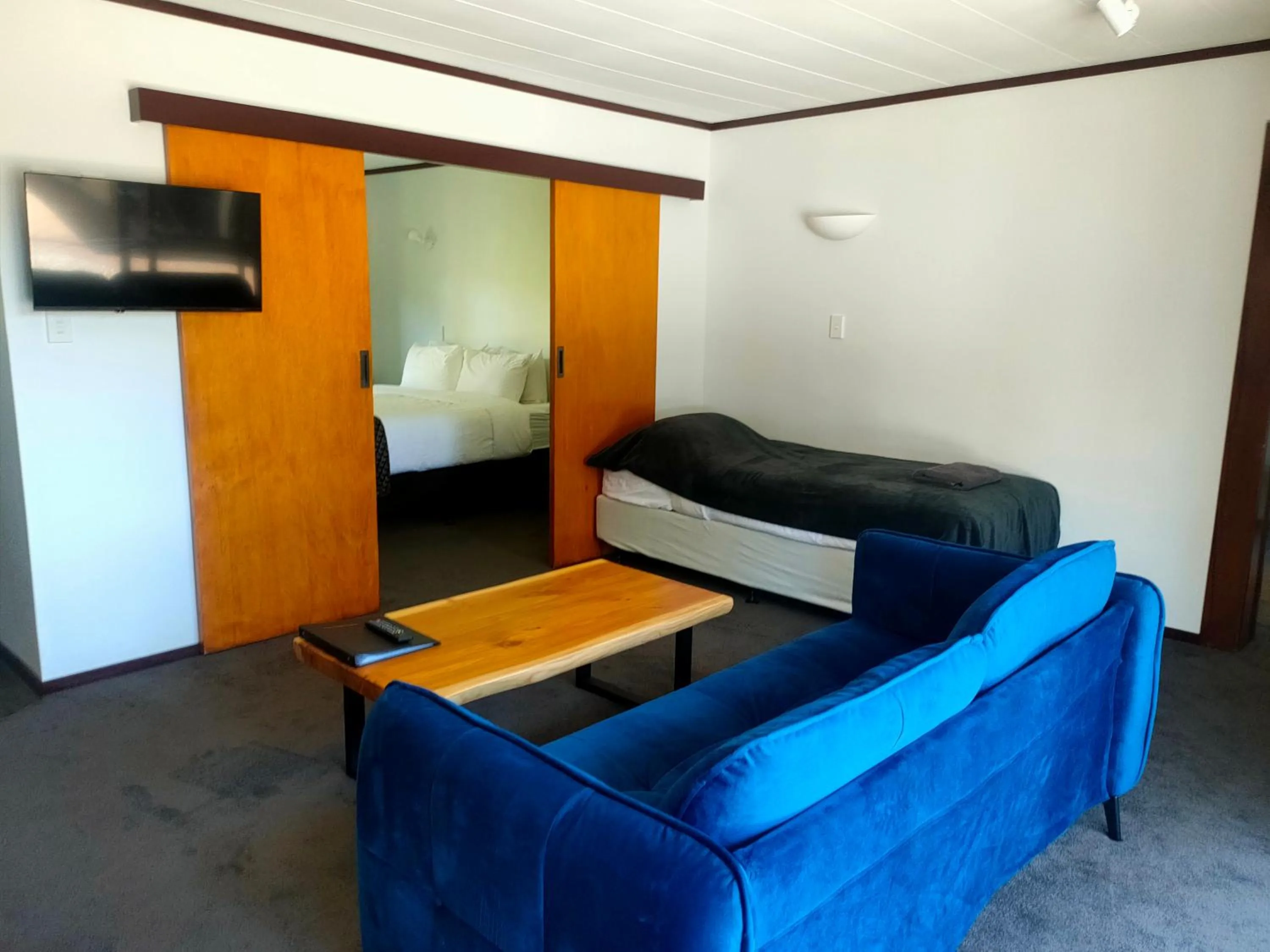 Photo of the whole room, Bed in Half Moon Bay Motel