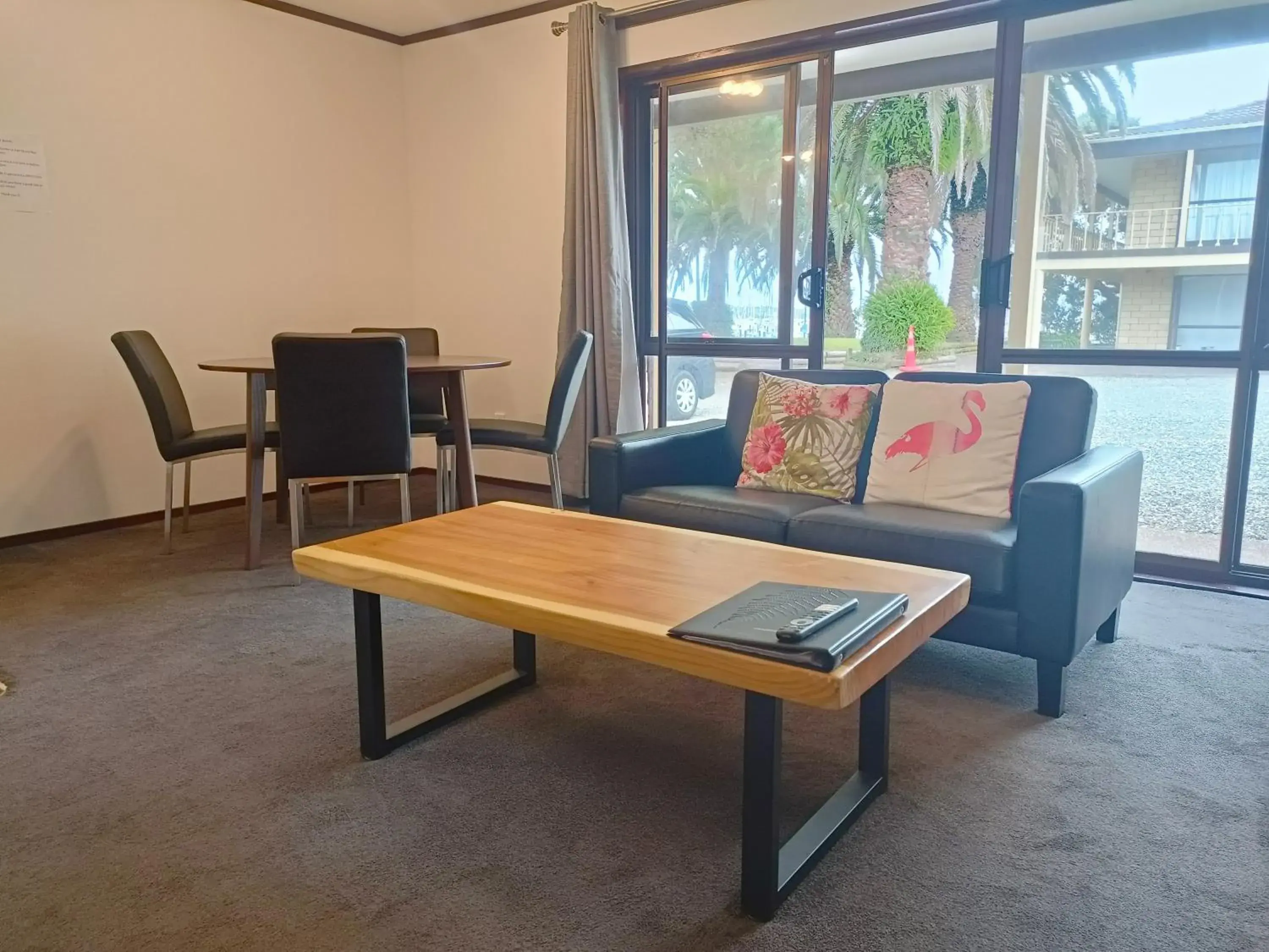 Living room, Seating Area in Half Moon Bay Motel