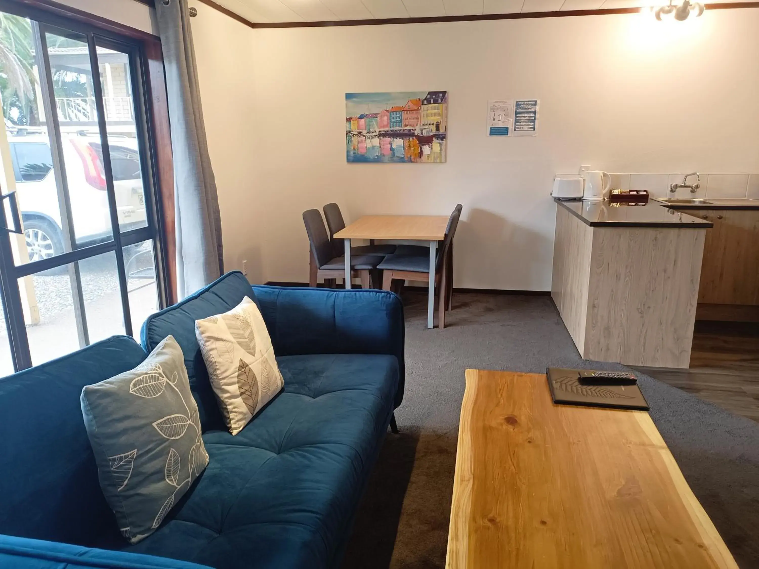 Living room, Seating Area in Half Moon Bay Motel