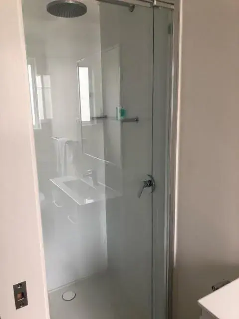 Deluxe Queen Room in Batemans Bay Holiday Park & Hostel Deluxe Queen Room in Batemans Bay Holiday Park & Hostel