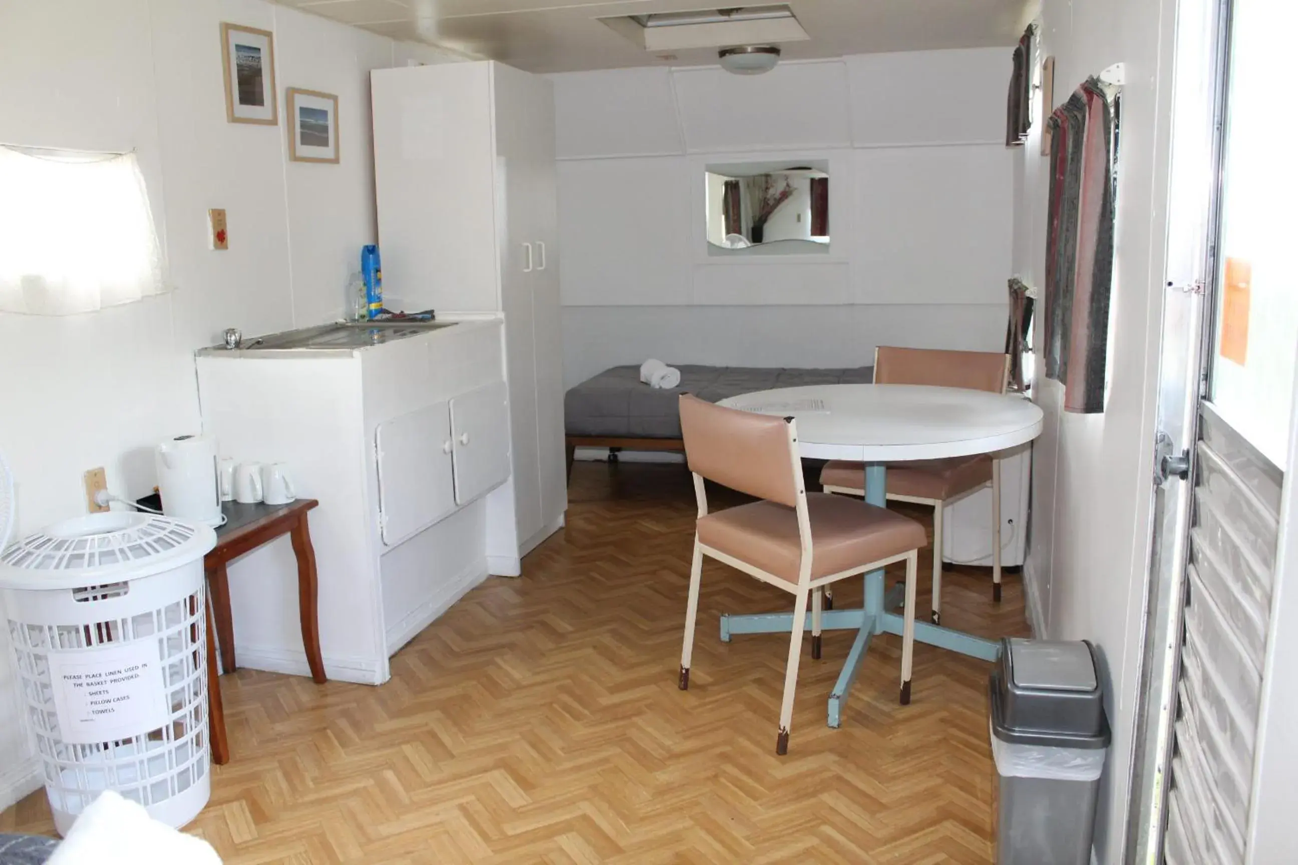 Twin Caravan in Batemans Bay Holiday Park & Hostel Twin Caravan in Batemans Bay Holiday Park & Hostel