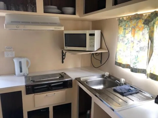 Kitchen or kitchenette in Batemans Bay Holiday Park & Hostel