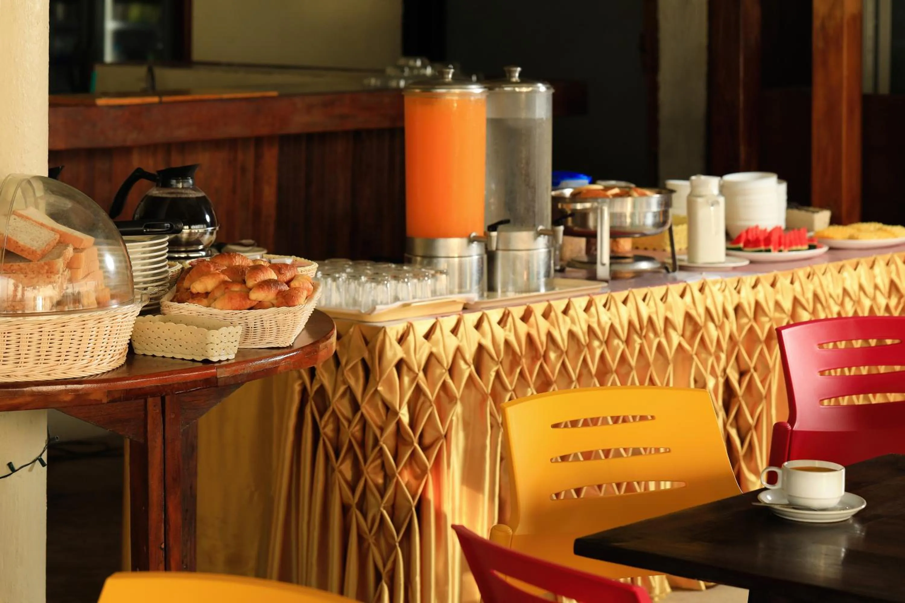 Breakfast in The Cove Phi Phi