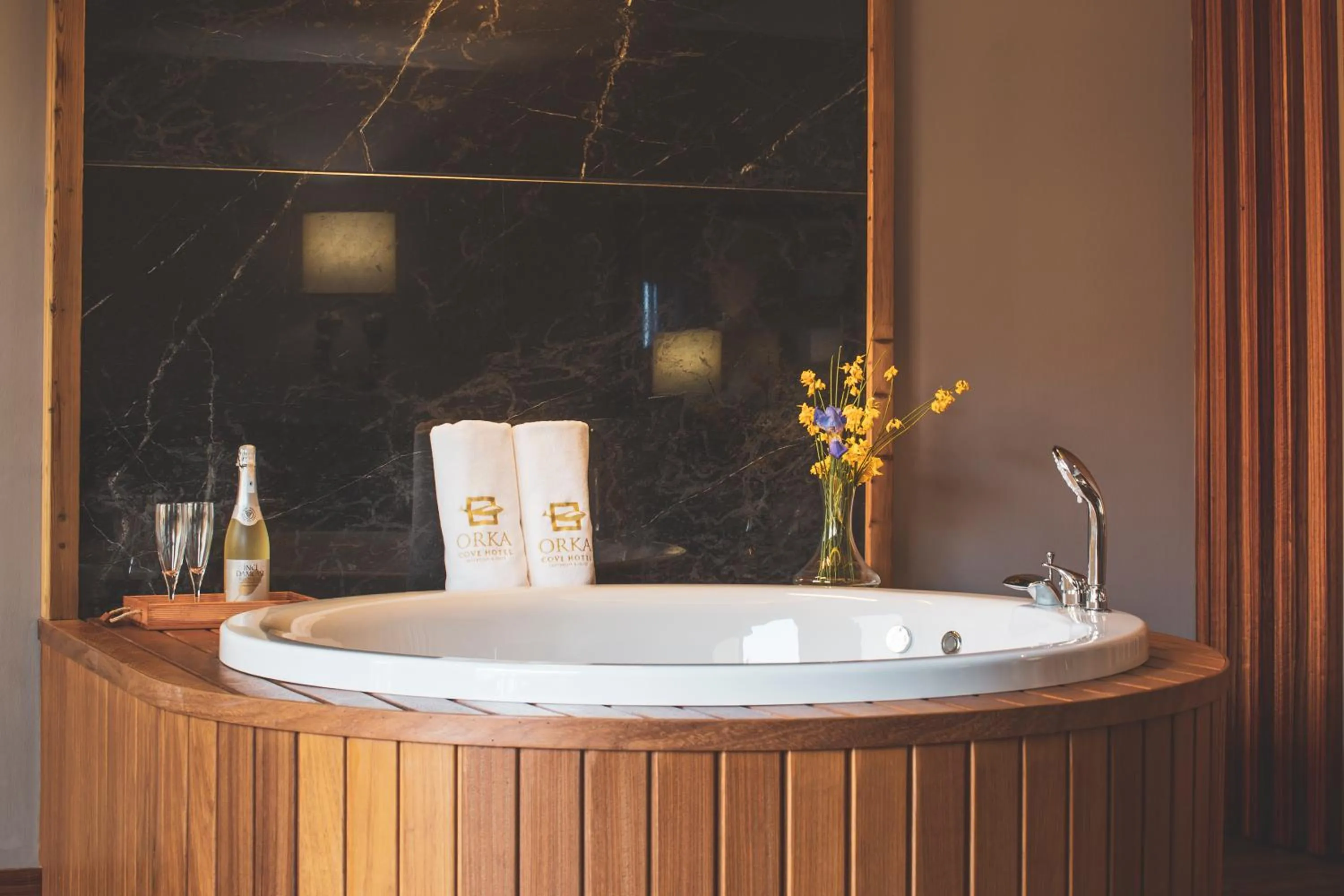 Hot Tub in Orka Cove Hotel Penthouse & Suites Adults Only