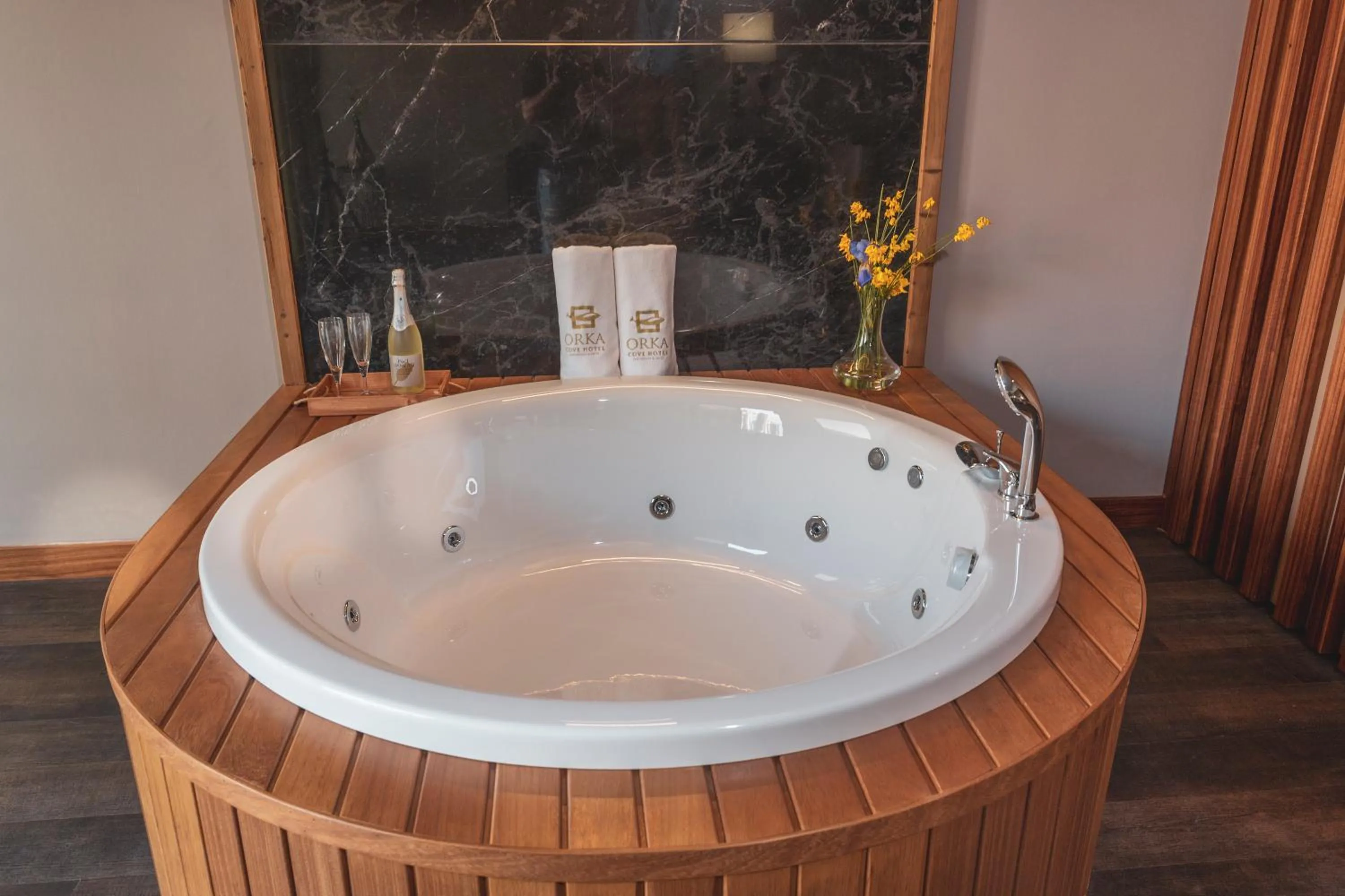 Hot Tub in Orka Cove Hotel Penthouse & Suites Adults Only