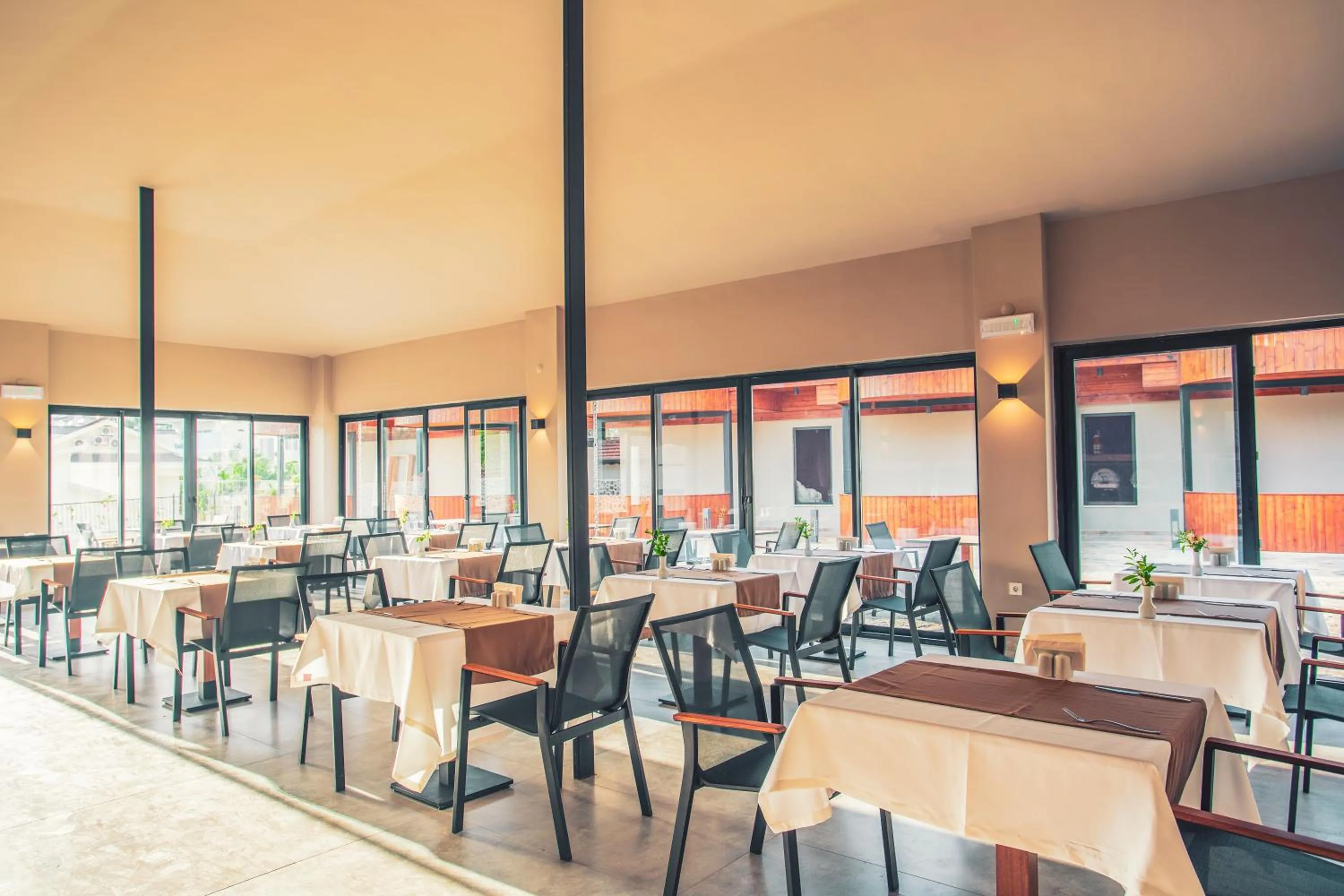 Restaurant/places to eat in Orka Cove Hotel Penthouse & Suites Adults Only