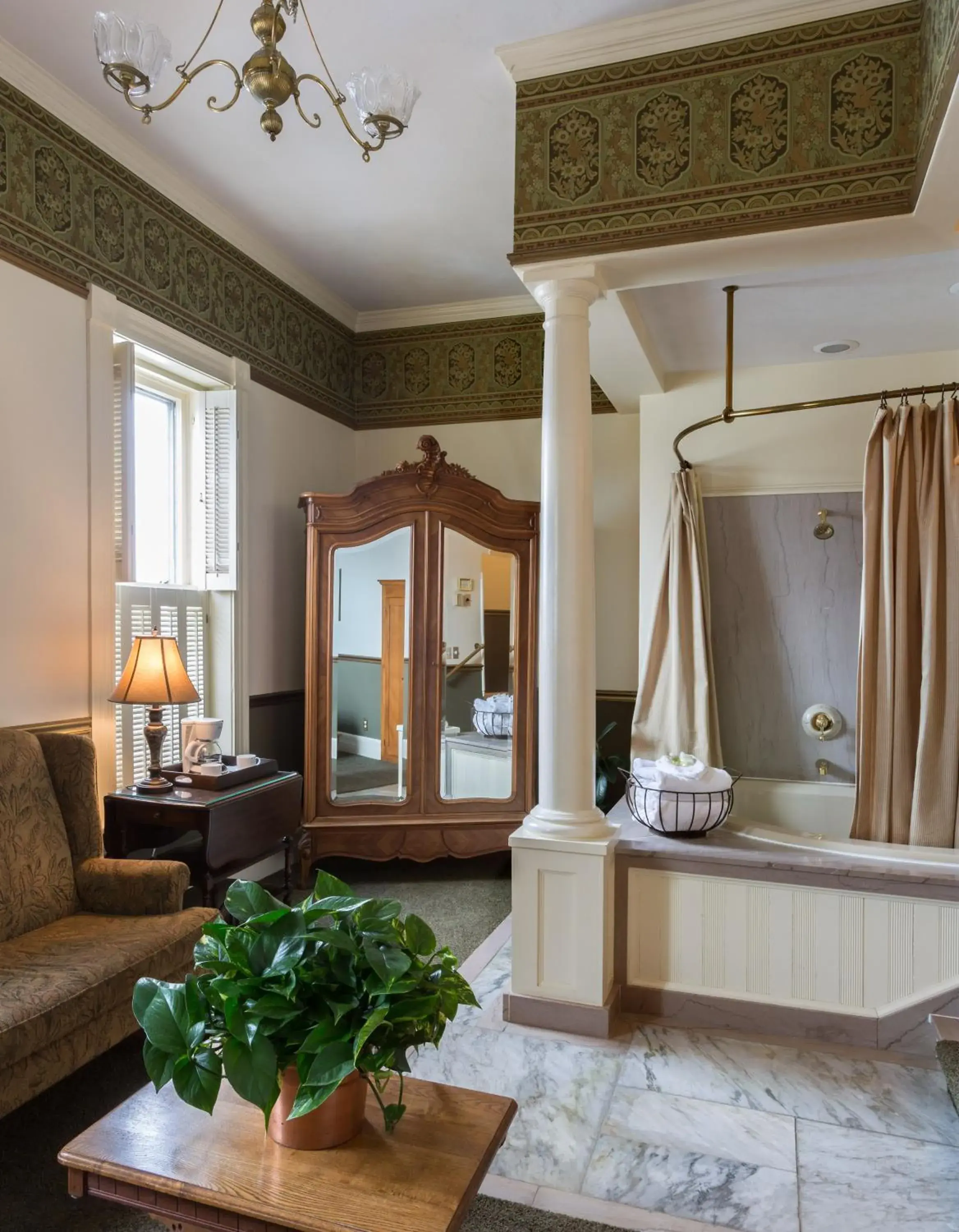 Superior King Room in Washington House Inn Superior King Room in Washington House Inn