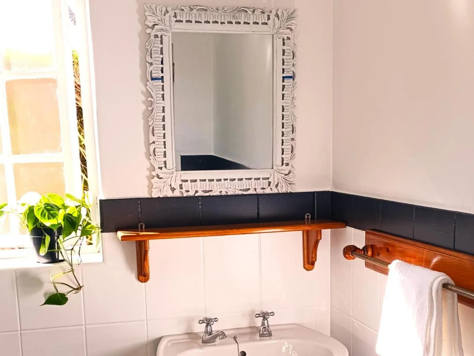 Bathroom in Guinea Fowl Lodge - Lagoon & Heads View B&B, Central Knysna