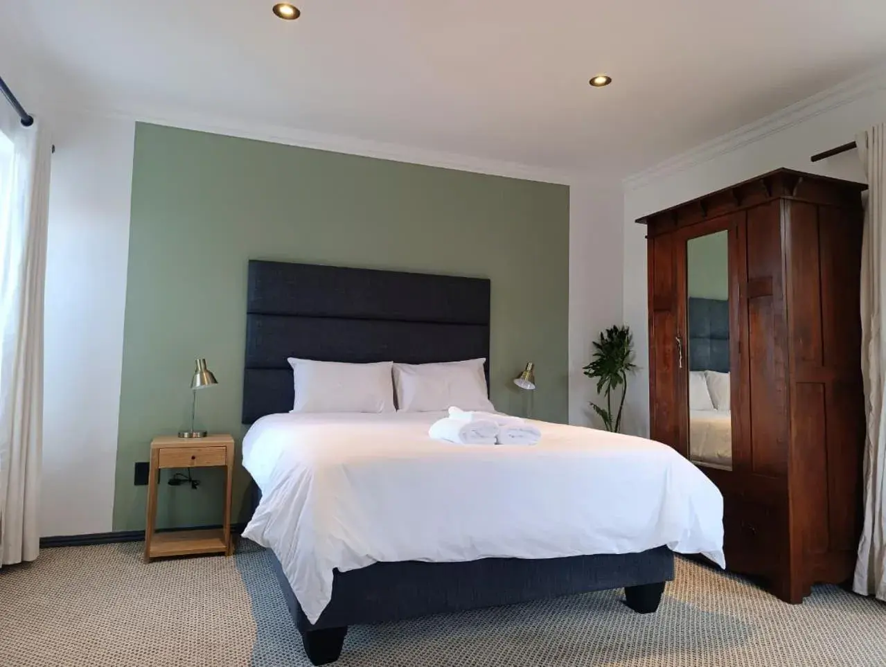 Standard Twin Room - single occupancy in Guinea Fowl Lodge - Lagoon & Heads View B&B, Central Knysna Standard Twin Room - single occupancy in Guinea Fowl Lodge - Lagoon & Heads View B&B, Central Knysna
