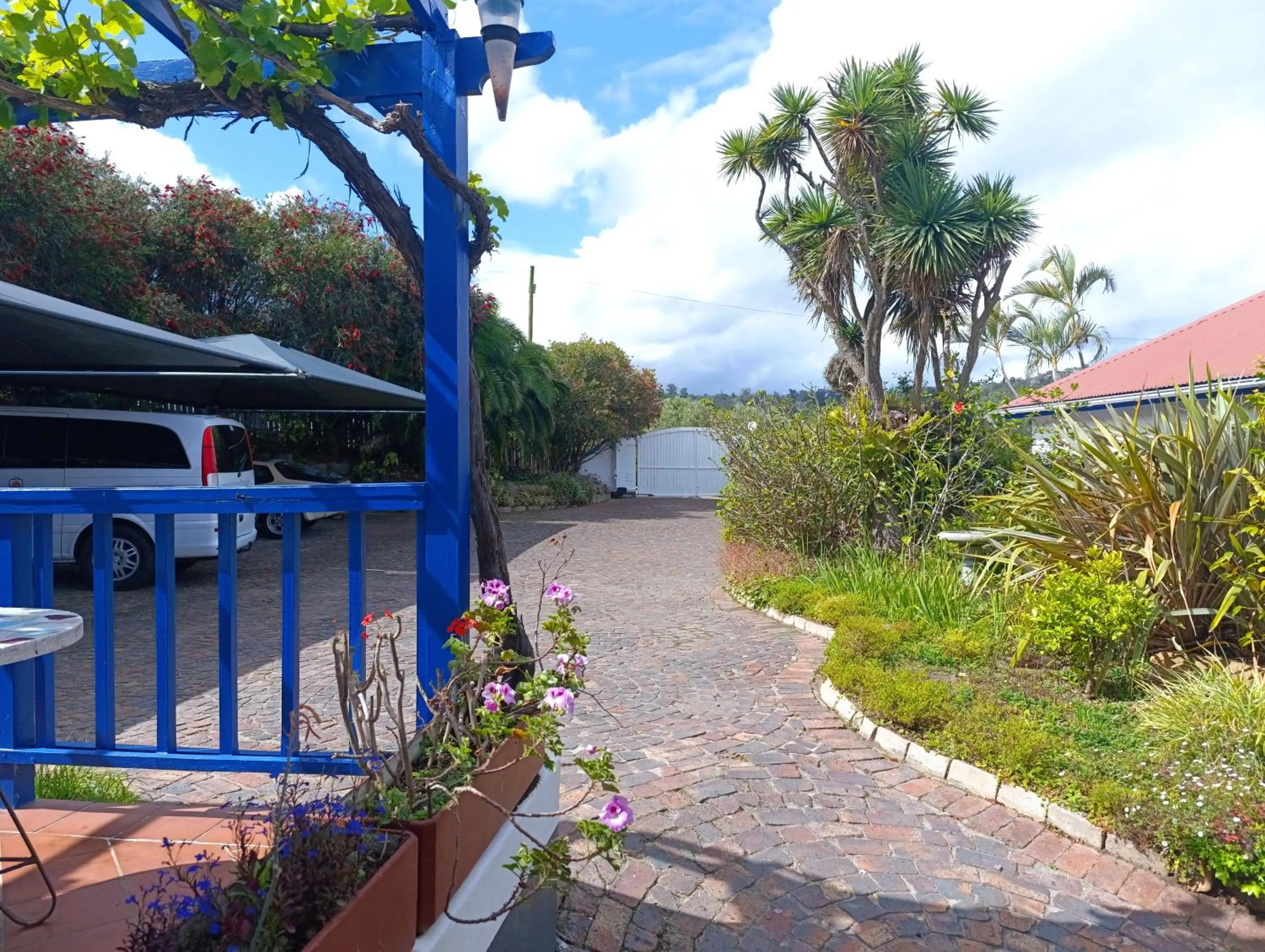 Parking in Guinea Fowl Lodge - Lagoon & Heads View B&B, Central Knysna