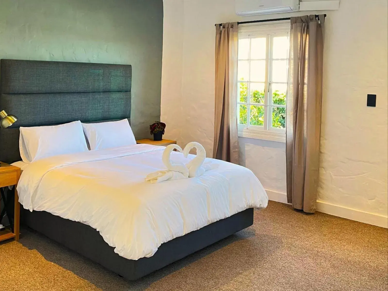 Standard Queen Room - single occupancy in Guinea Fowl Lodge - Lagoon & Heads View B&B, Central Knysna Standard Queen Room - single occupancy in Guinea Fowl Lodge - Lagoon & Heads View B&B, Central Knysna