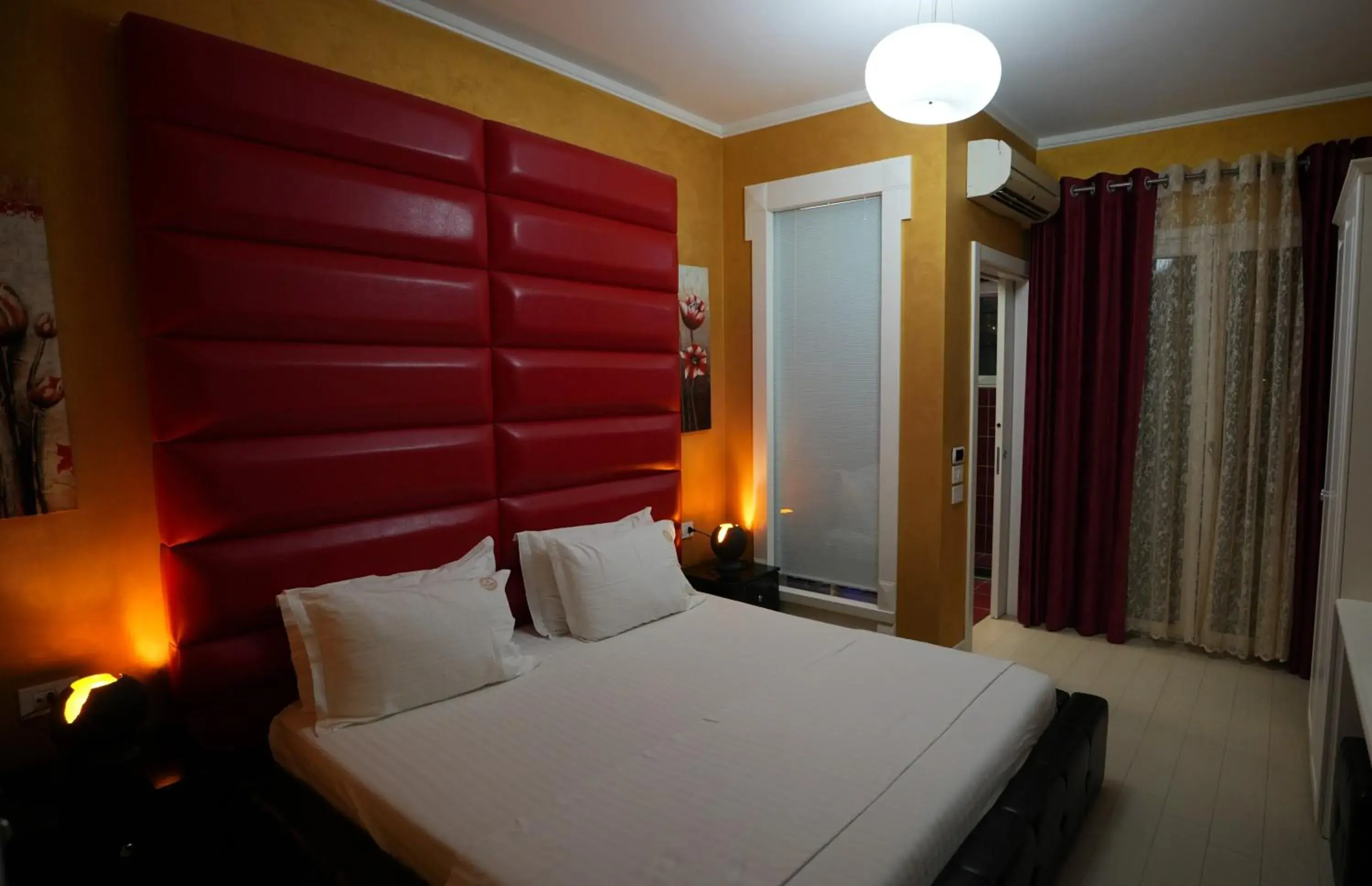 Bathroom, Bed in Iliria Internacional Hotel Bathroom, Bed in Iliria Internacional Hotel