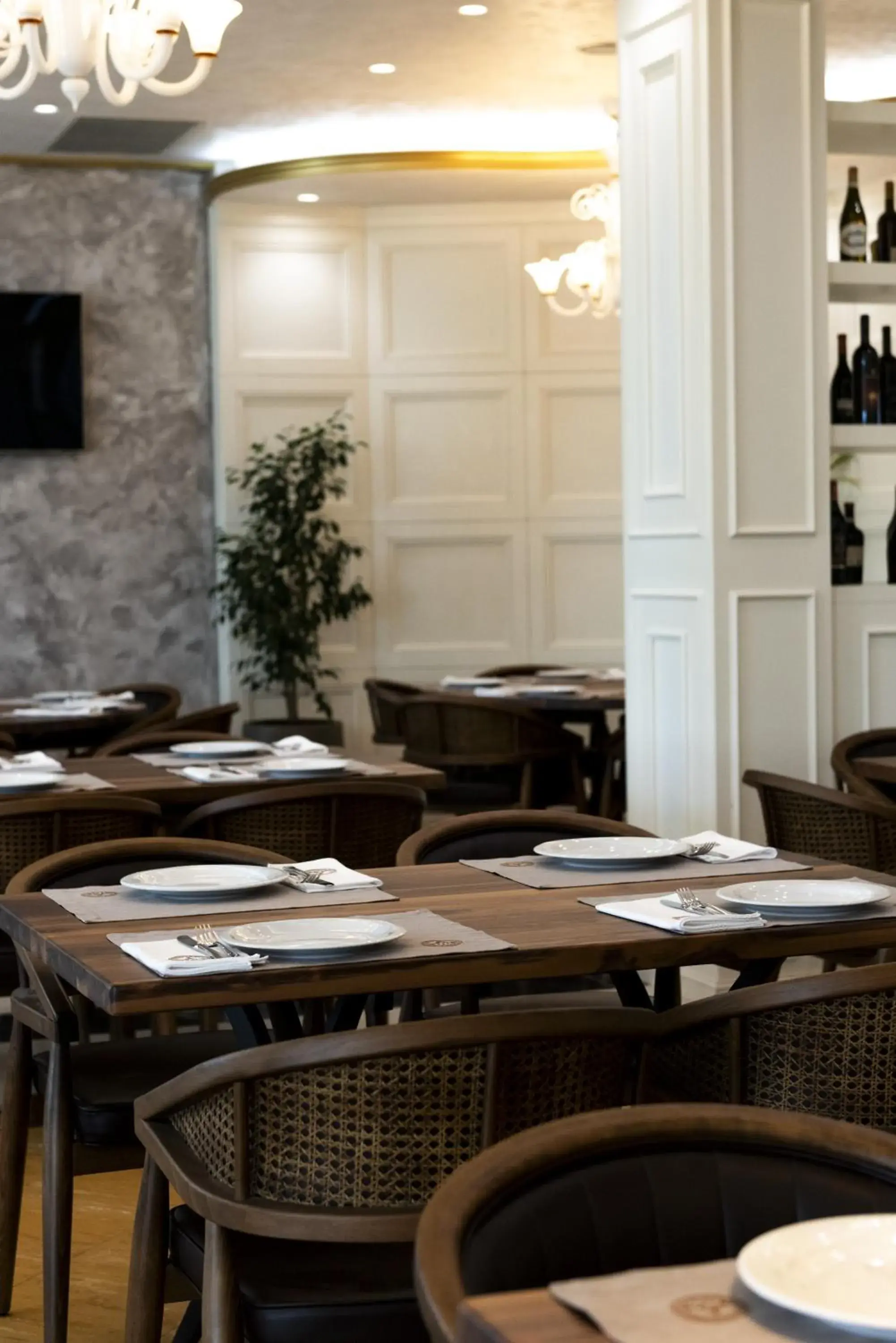 Restaurant/places to eat in Iliria Internacional Hotel Restaurant/places to eat in Iliria Internacional Hotel