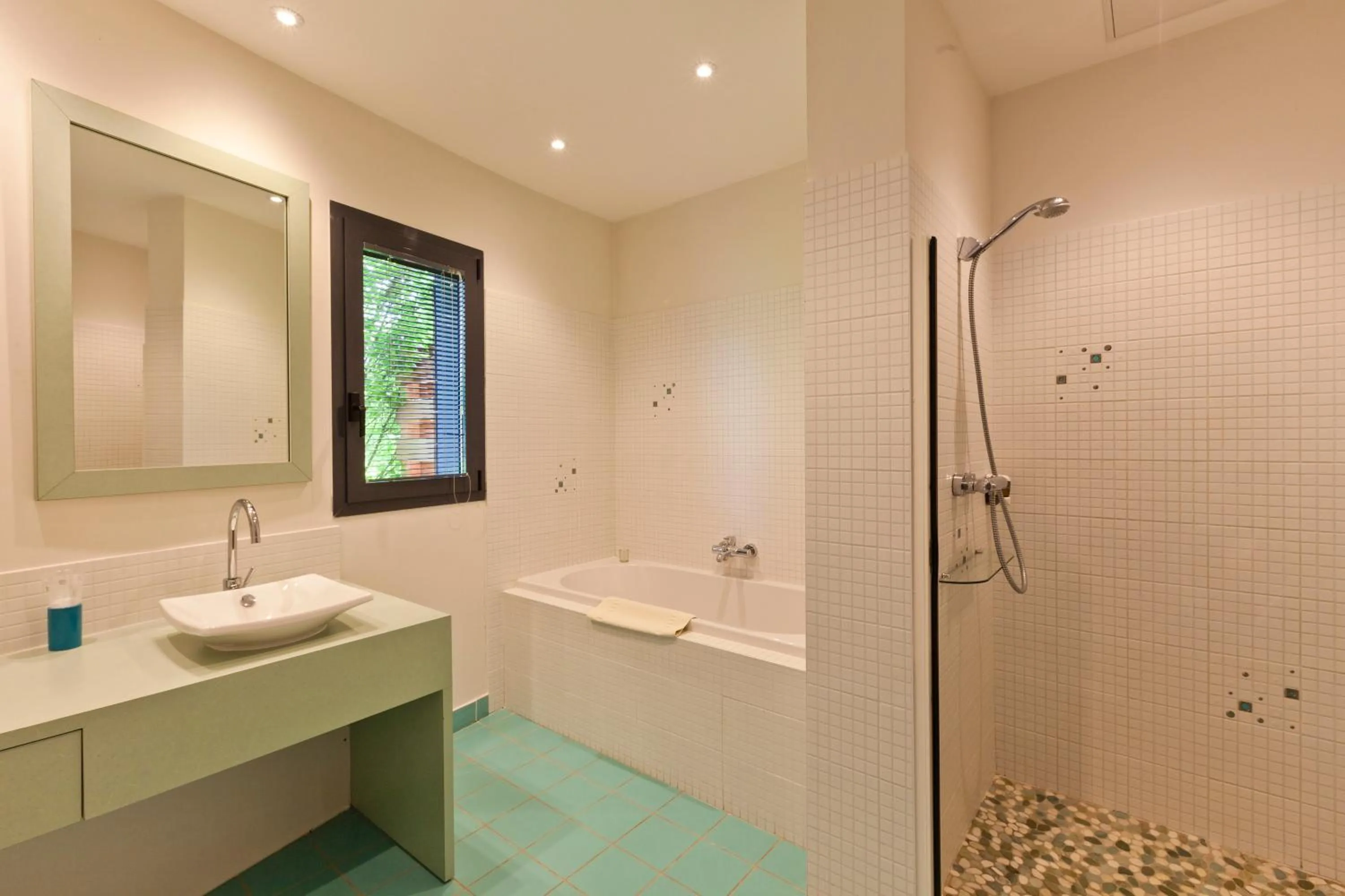 Shower in Hôtel Auberge de Chavannes