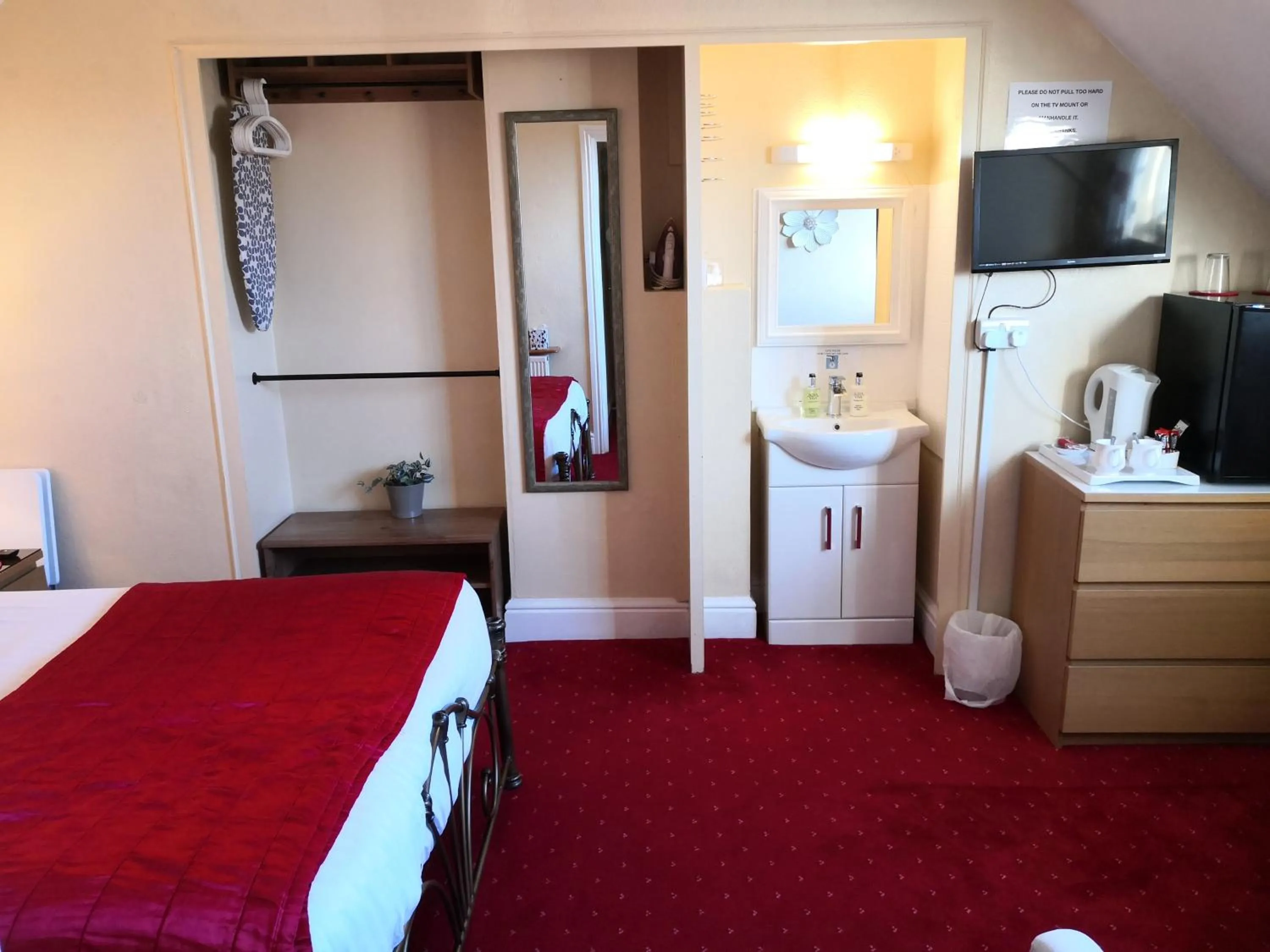 Bedroom, Bed in Ashgrove House