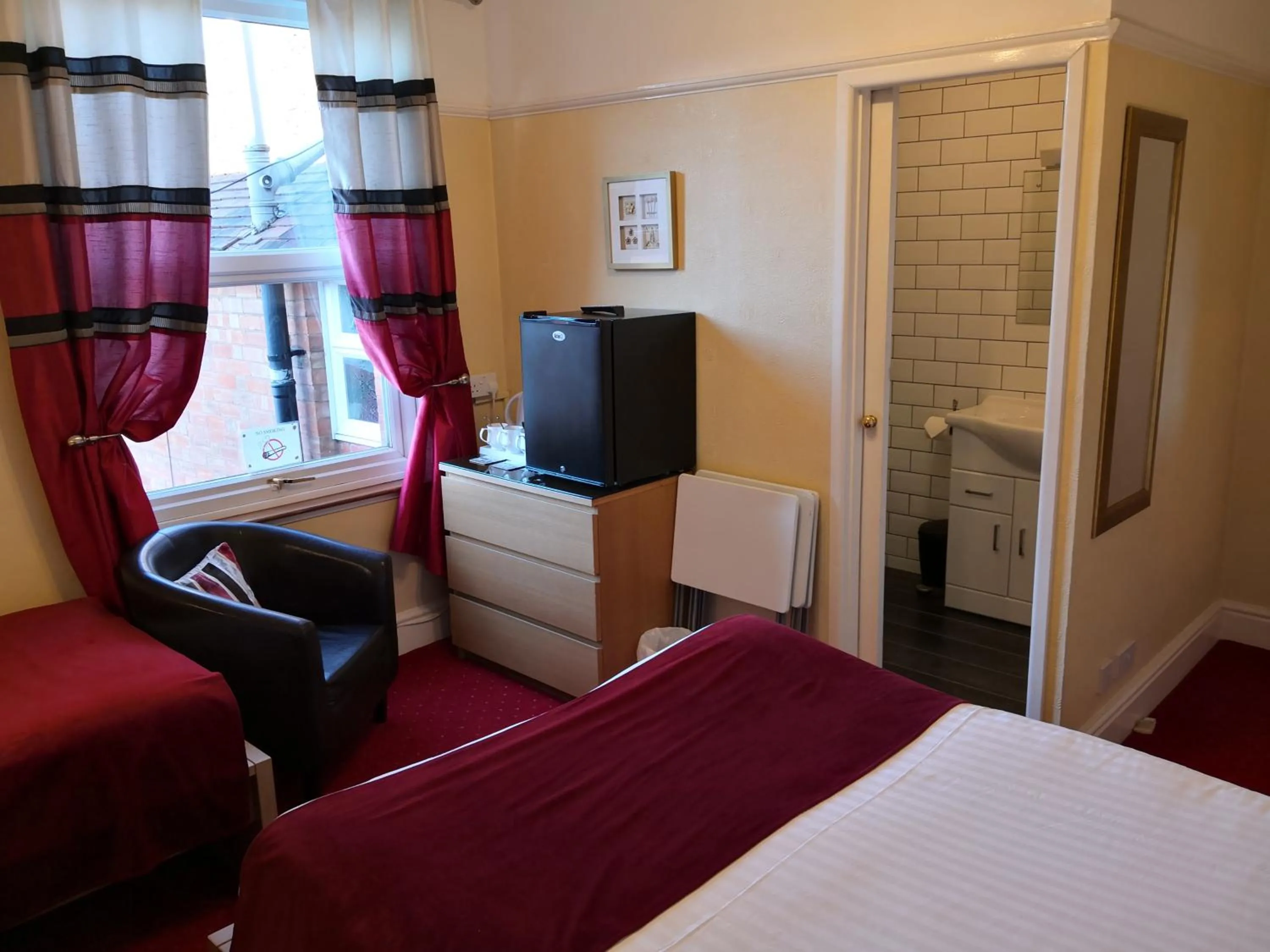 Bedroom, Bed in Ashgrove House