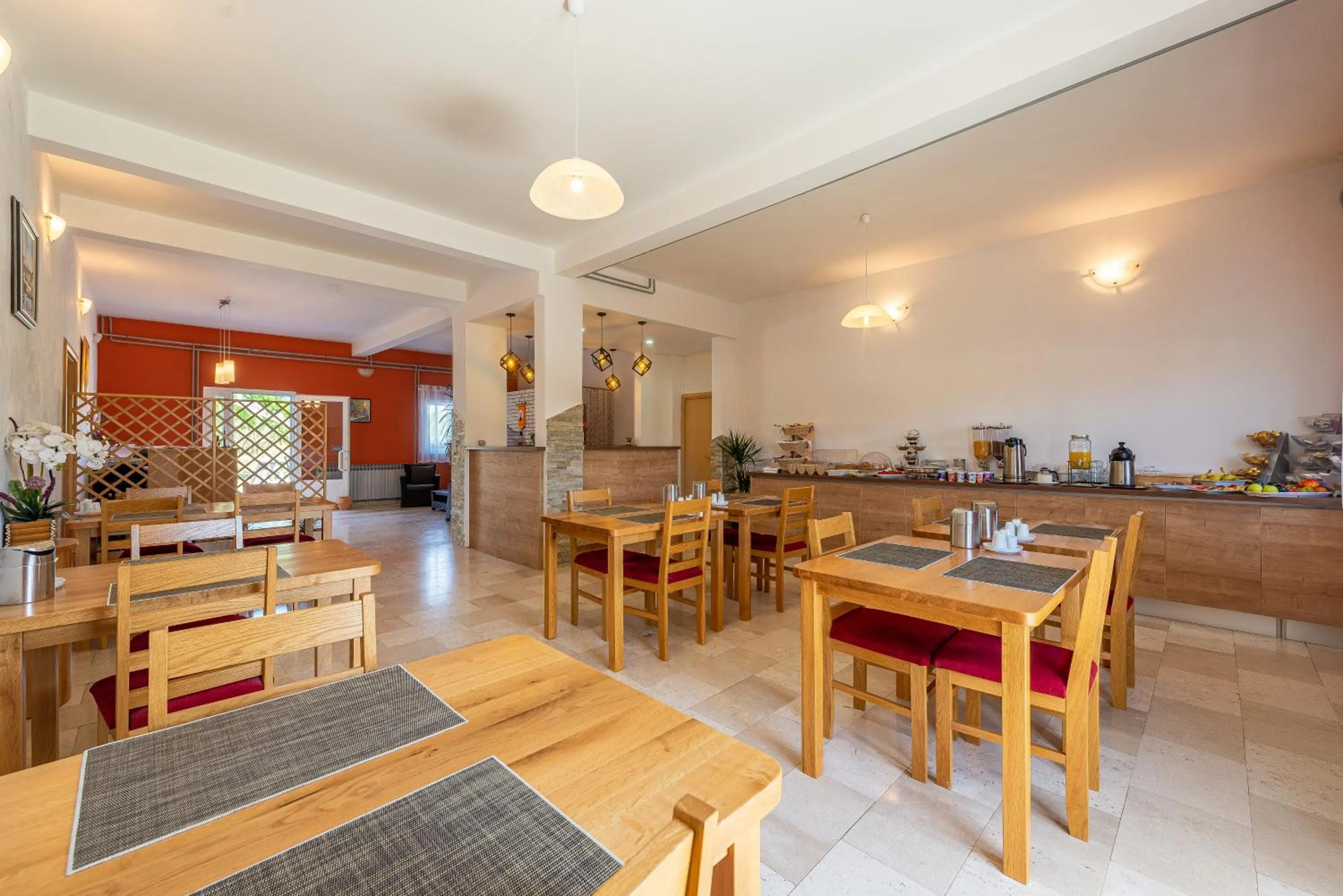 Restaurant/places to eat in Bed & Breakfast Maki