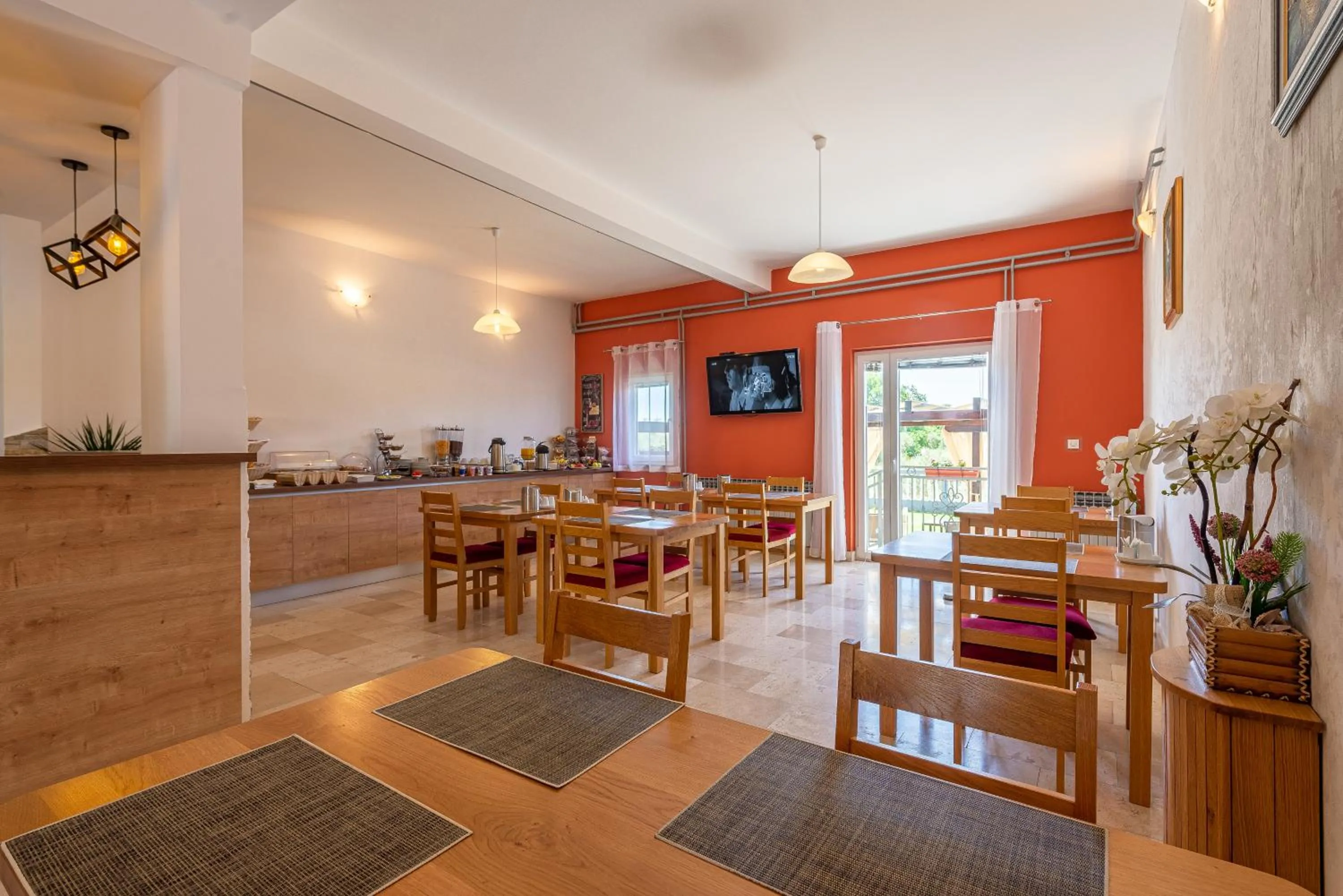 Restaurant/places to eat in Bed & Breakfast Maki