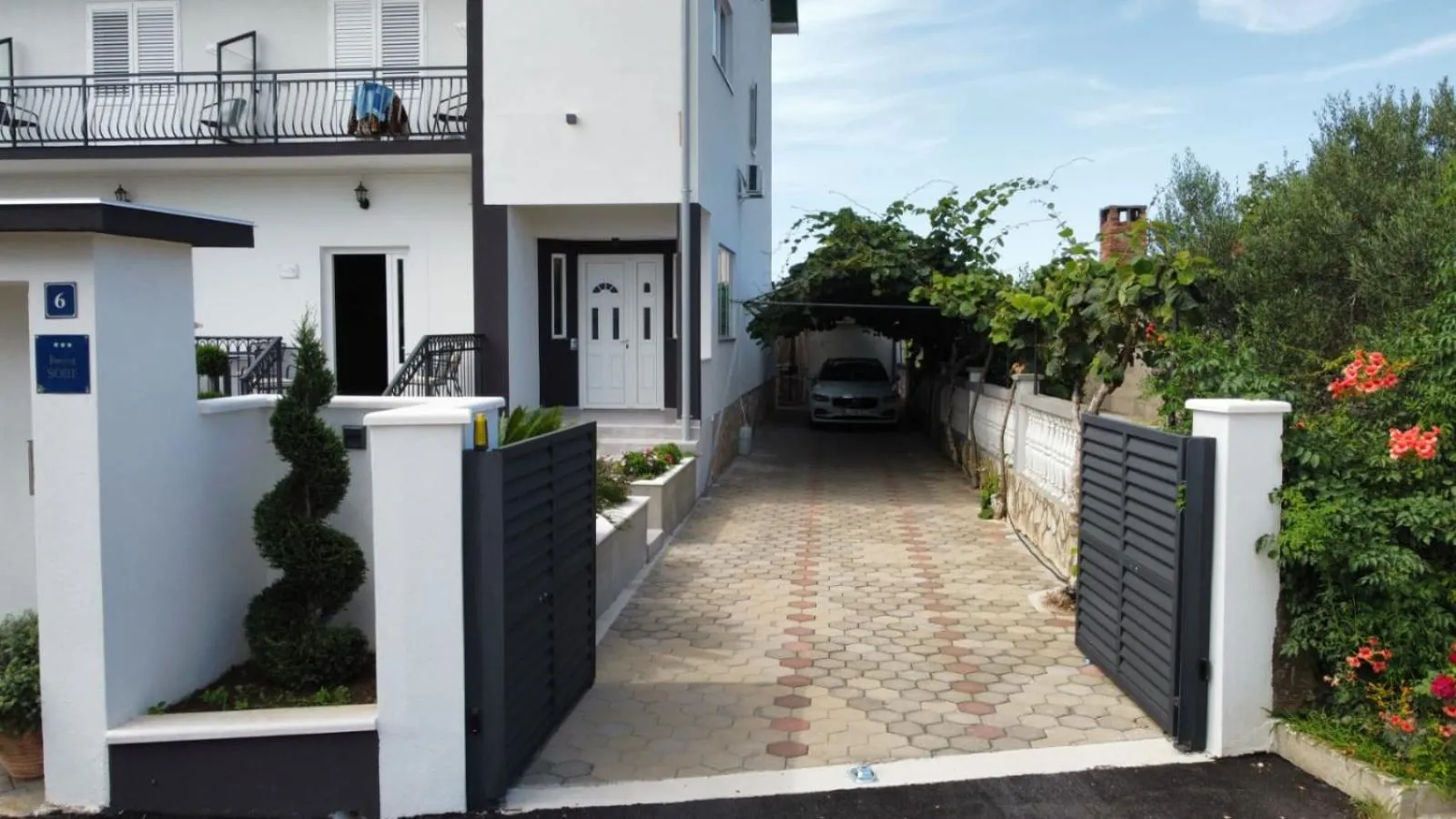 Property building in Bed & Breakfast Maki