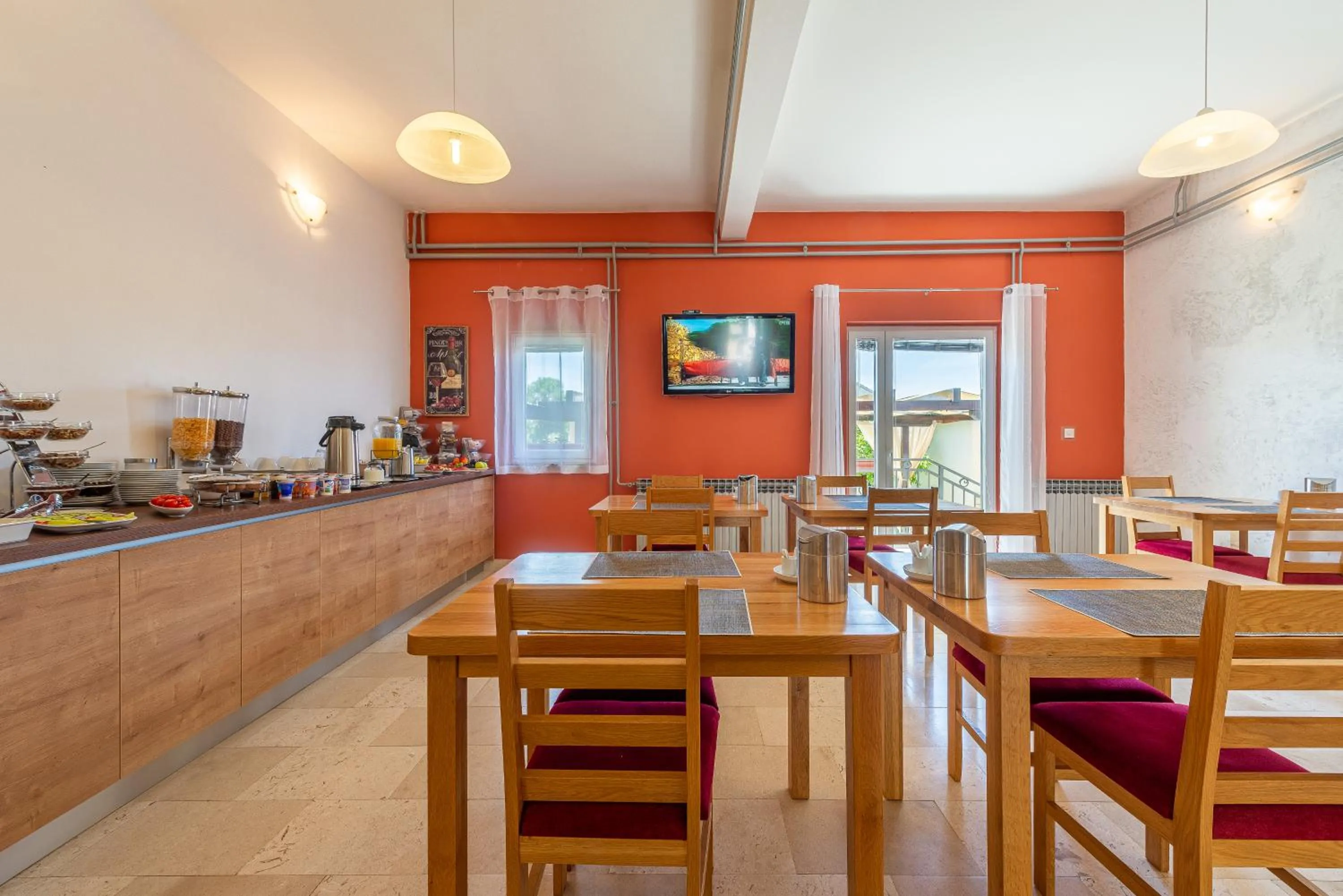 Restaurant/places to eat in Bed & Breakfast Maki