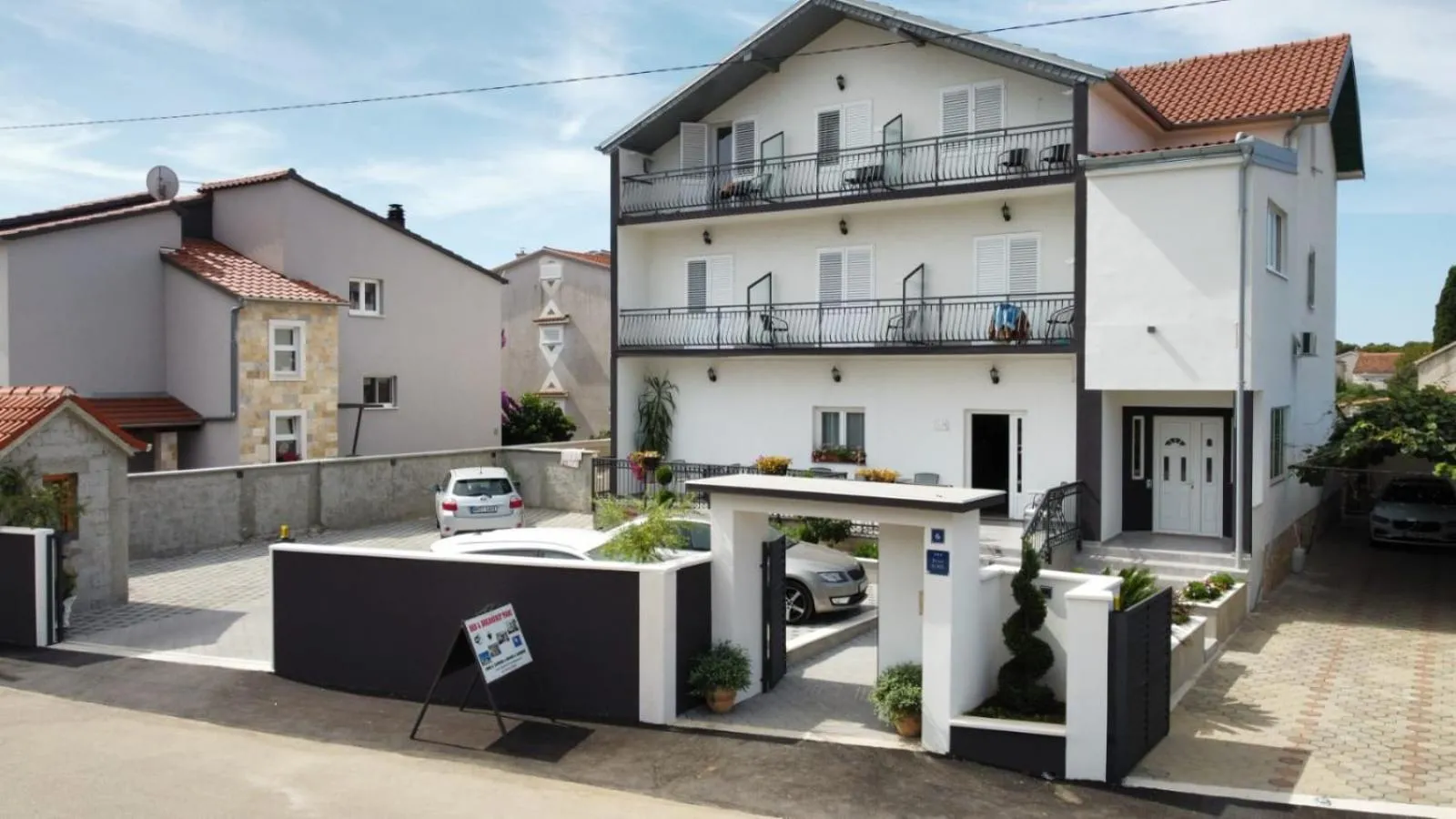 Property building in Bed & Breakfast Maki
