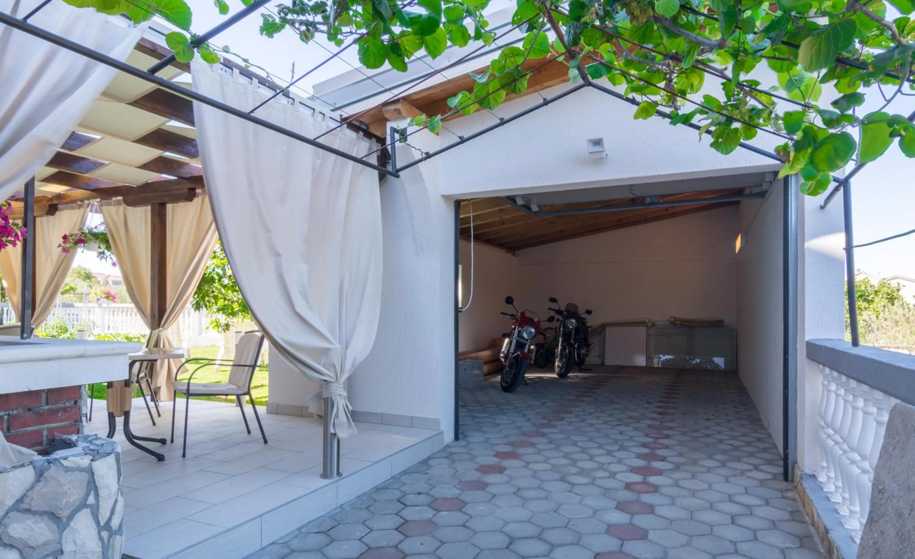 Patio in Bed & Breakfast Maki