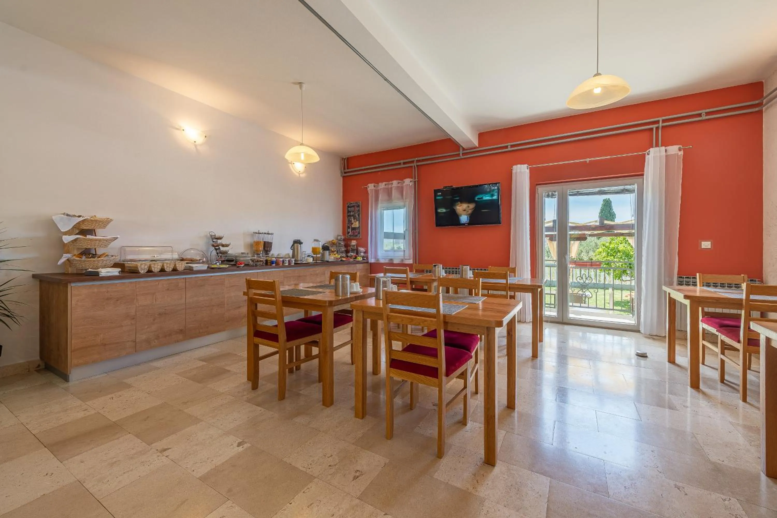 Restaurant/places to eat in Bed & Breakfast Maki