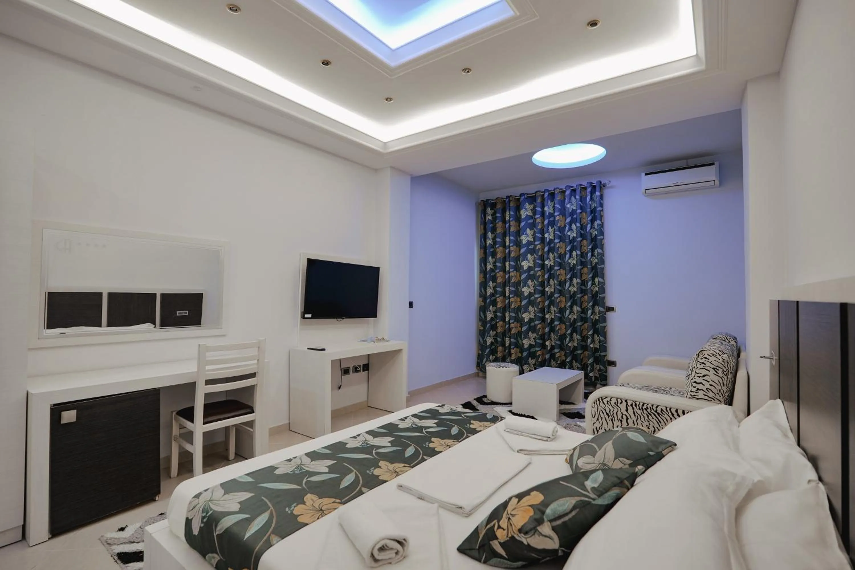 Communal lounge/ TV room in Grand Hotel Aita