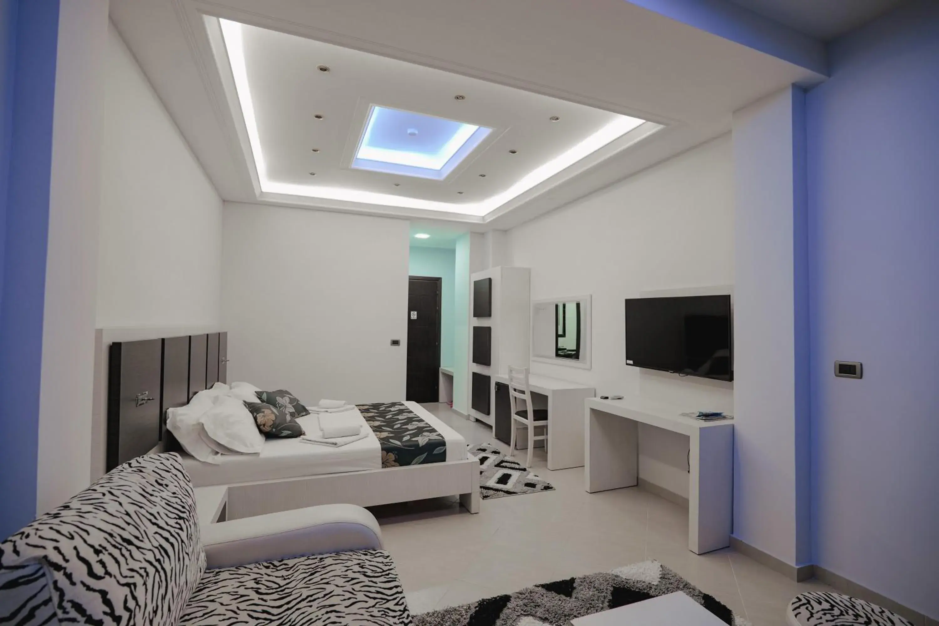 Communal lounge/ TV room, Bed in Grand Hotel Aita Communal lounge/ TV room, Bed in Grand Hotel Aita