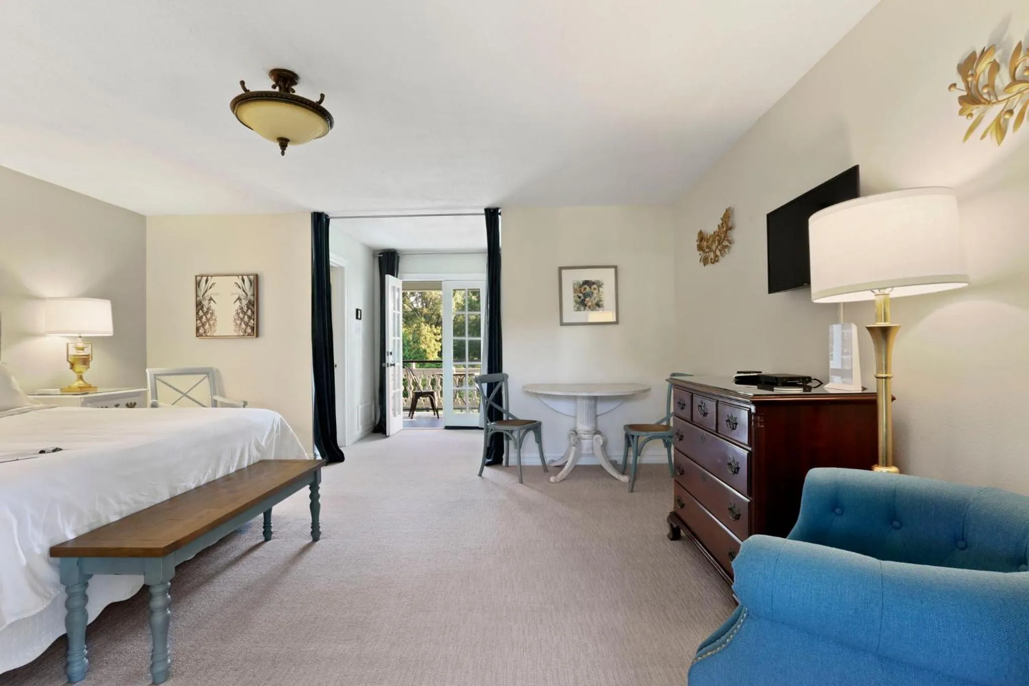 Bed in Greenwood Plantation B&B Inn