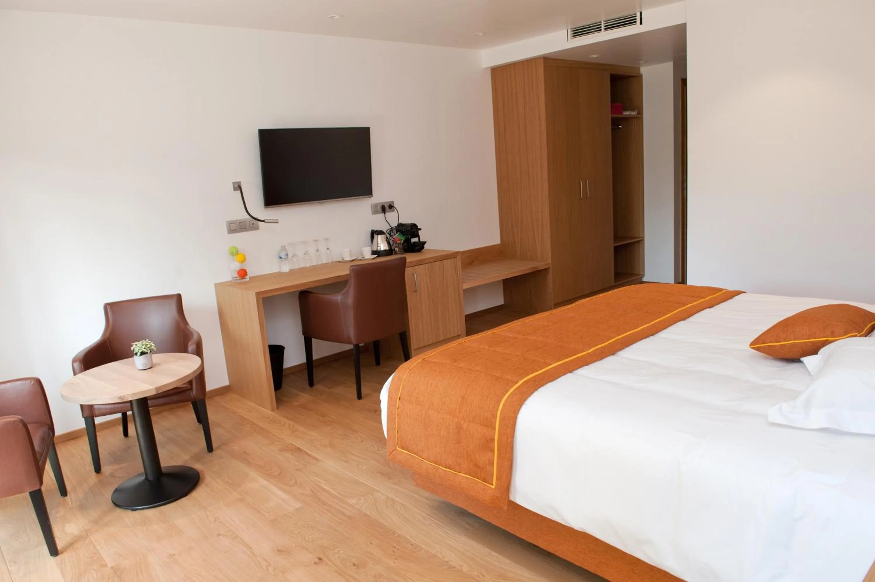 Coffee/tea facilities, Bed in Hotel Le Charme de la Semois